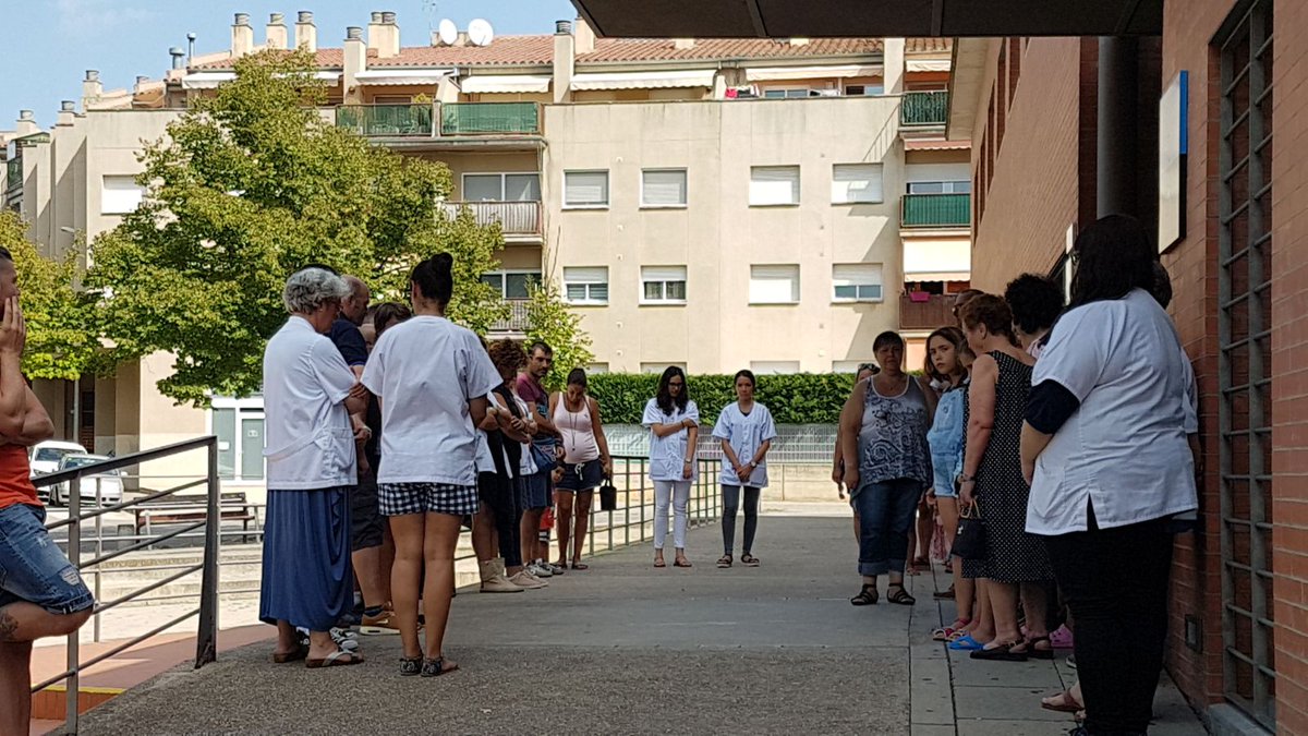Foto en grup de professionals del CAP Taialà Girona, fent un minut de silenci en suport a les víctimes de l'atemptat ocorregut a la Rambla de Barcelona.