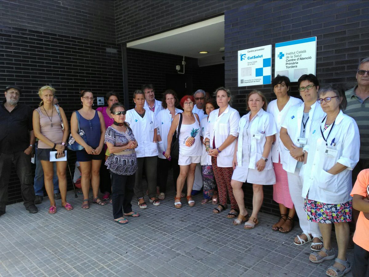 Foto en grup de professionals del CAP Tordera, fent un minut de silenci en suport a les víctimes de l'atemptat ocorregut a la Rambla de Barcelona.