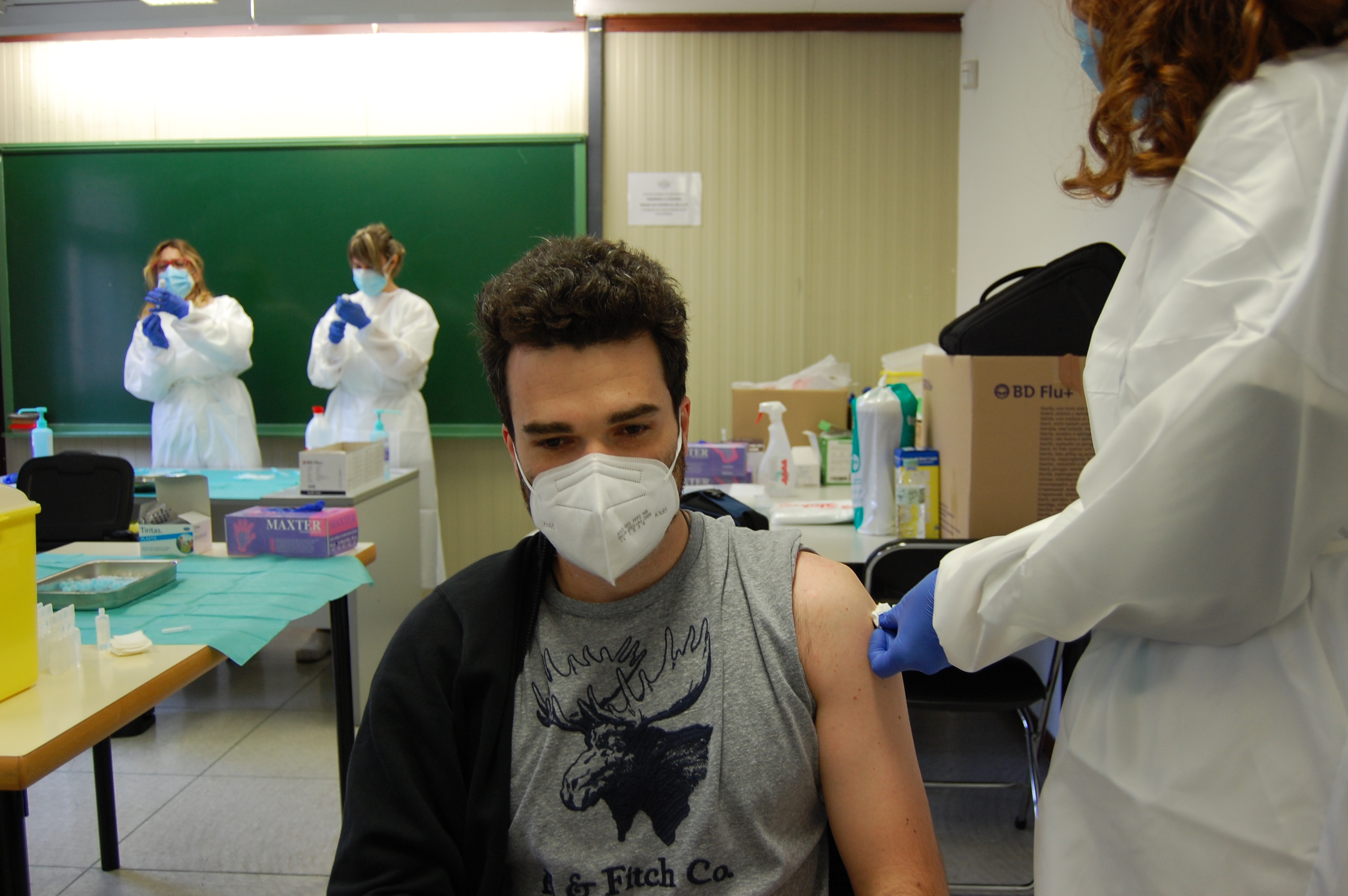 Vacunant al punt de vacunació de la Facultat de Medicina i Infermeria de la UdG. 
