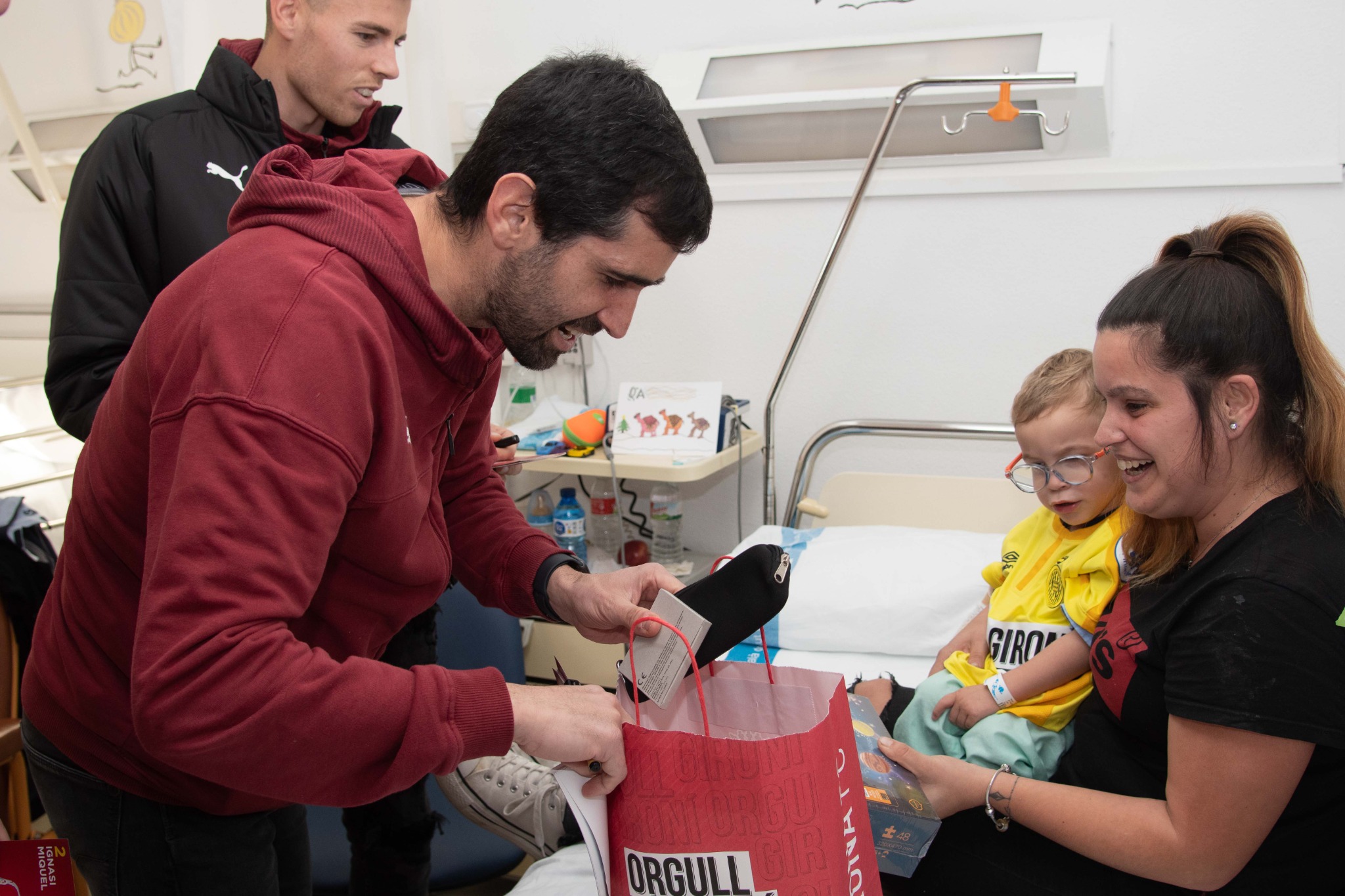 Asier Riesgo entregant una joguina a l'Arnau, un dels nens ingressats.
