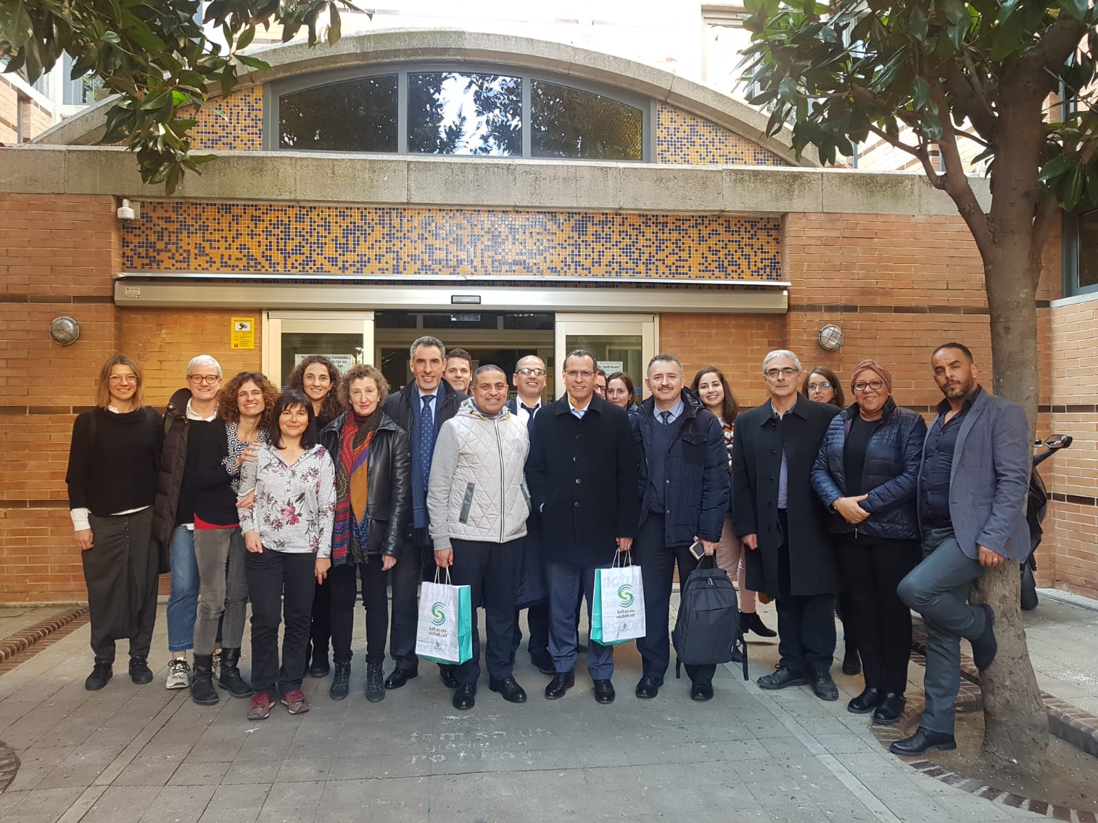 Els representants del govern marroquí amb membres de l'equip d'atenció primària, a l'entrada del CAP Jordi Nadal