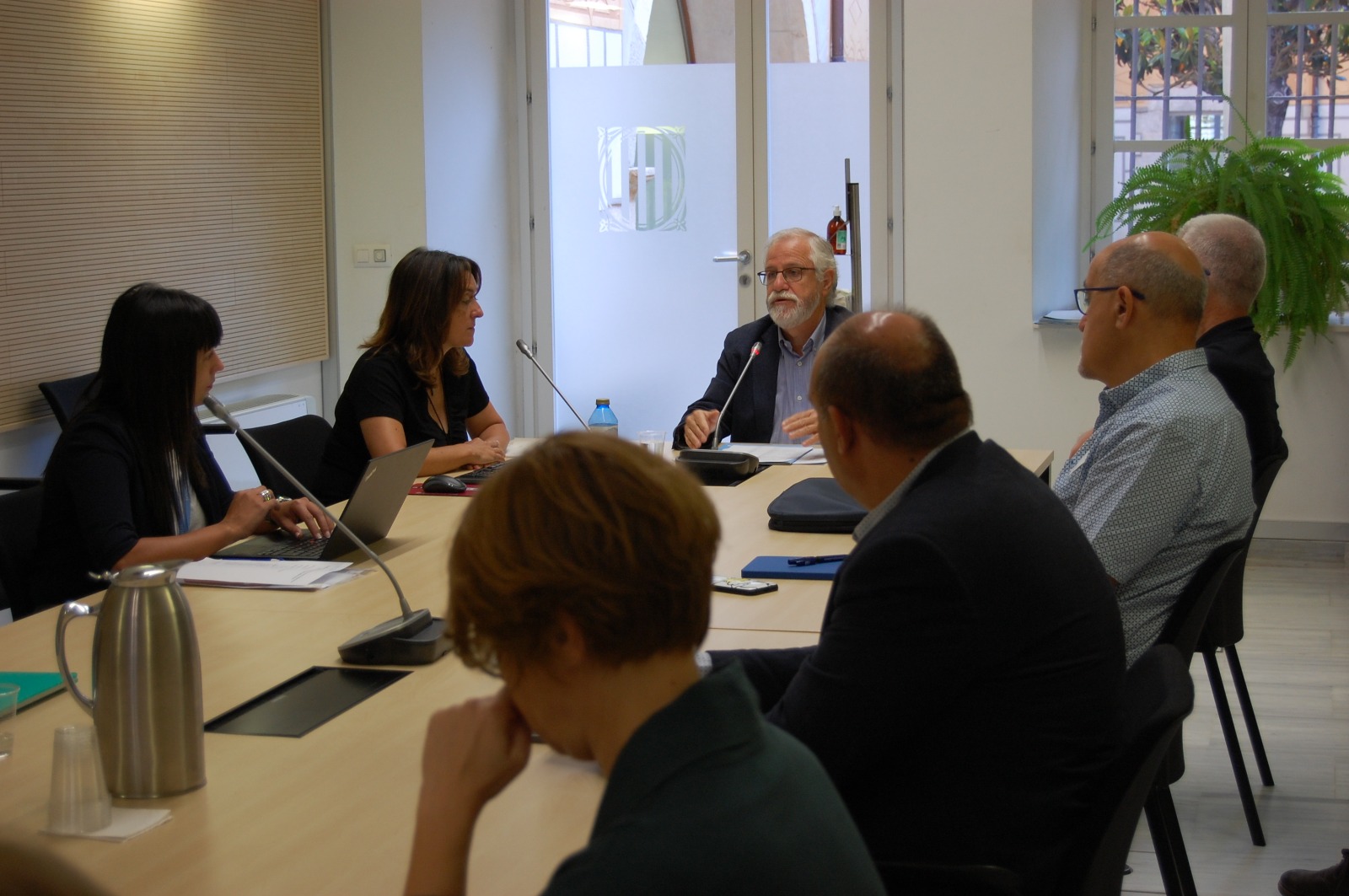 Dirant la primera reunió conjunta dels grups operatius del Pla funcional assistencal del nou Campus de Salut de la Regió Sanitària de Girona
