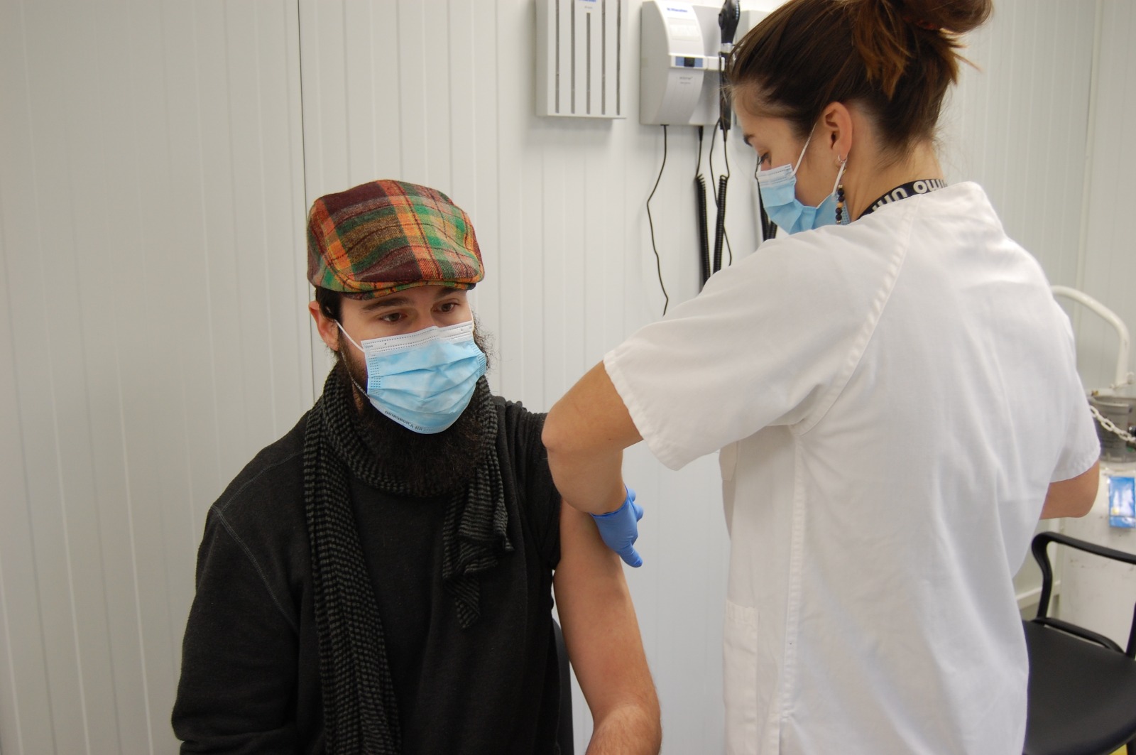 Una infermera vacunant un home al CAP Dr. Joan Vilaplana, de Taialà.
