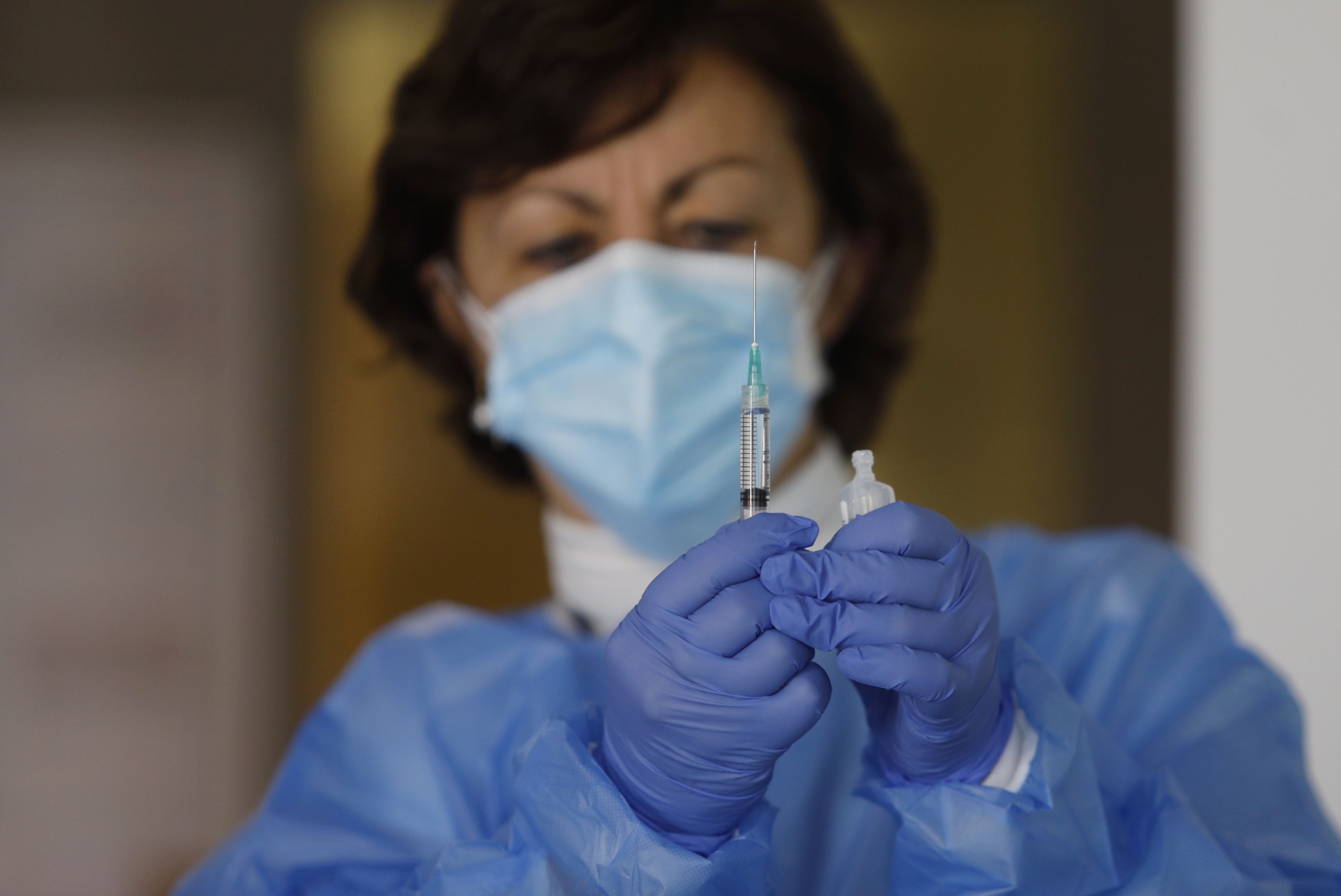 Una infermera mostra la primera vacuna del Ripollès