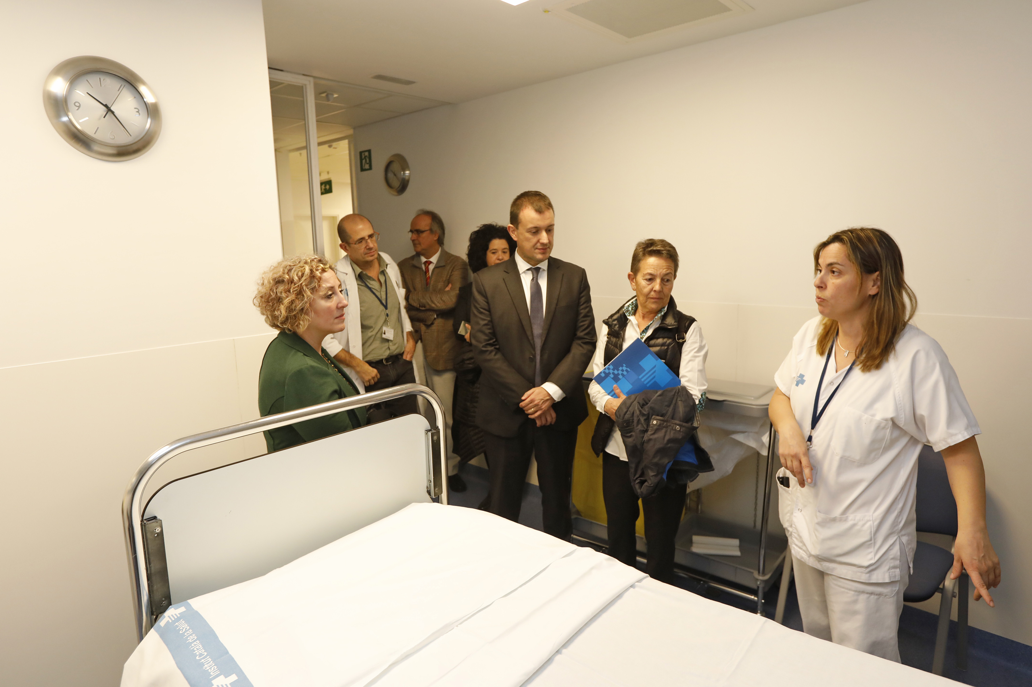 Foto de professionals del Hospital Josep Trueta amb una representació del Col·legi Oficial de Gestors Administratius de Catalunya