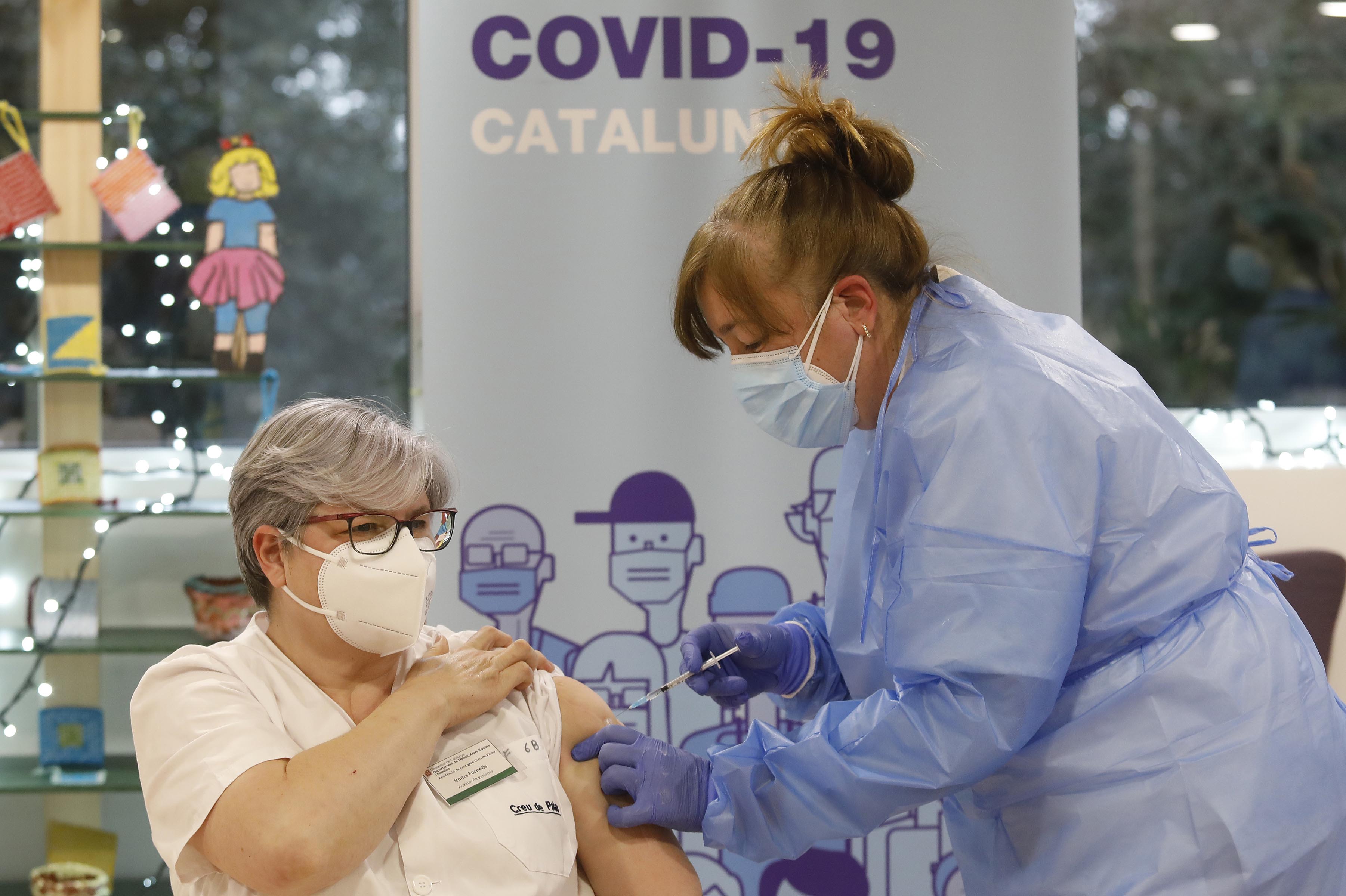 La infermera Luisa Ordóñez vacunant la Imma Fornells, auxiliar de la Residència Creu de Palau.
