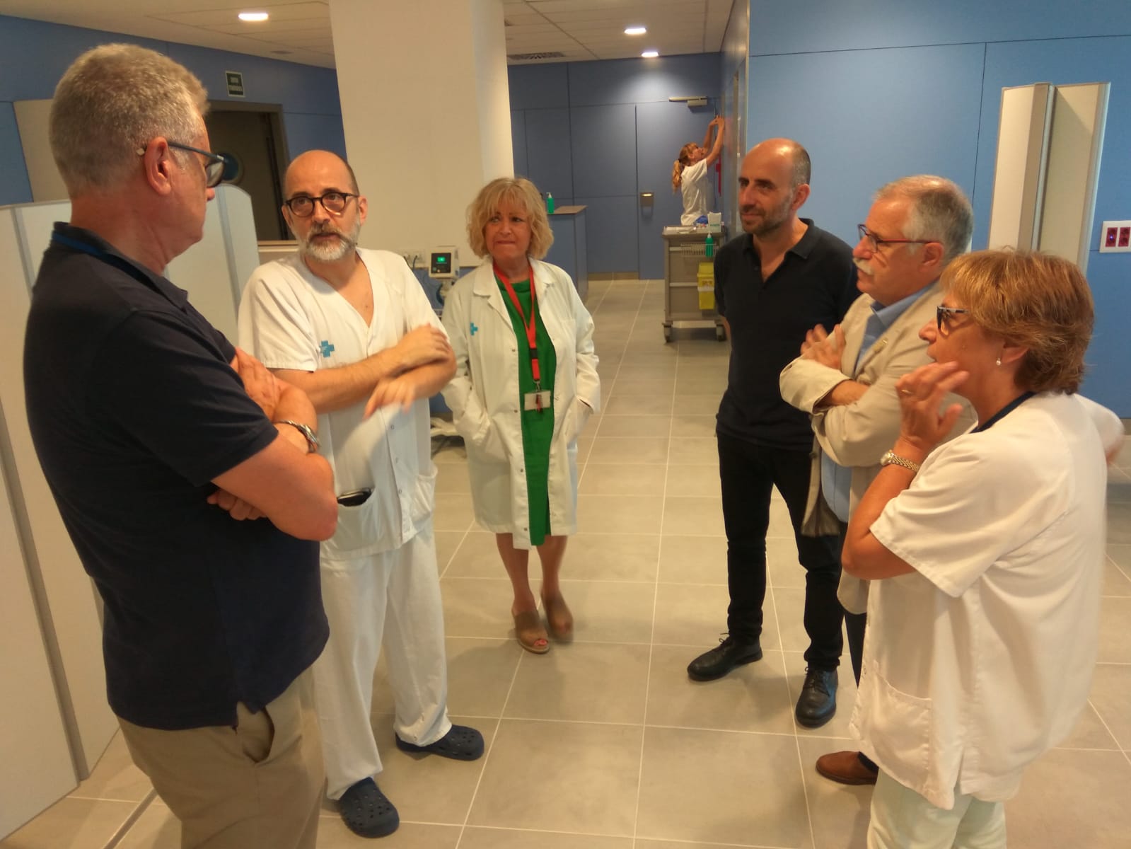 Foto d'en Miquel Carreres, director del CatSalut a Girona, visitant les noves instal·lacions de les urgències de l'Hospital Dr Josep Trueta