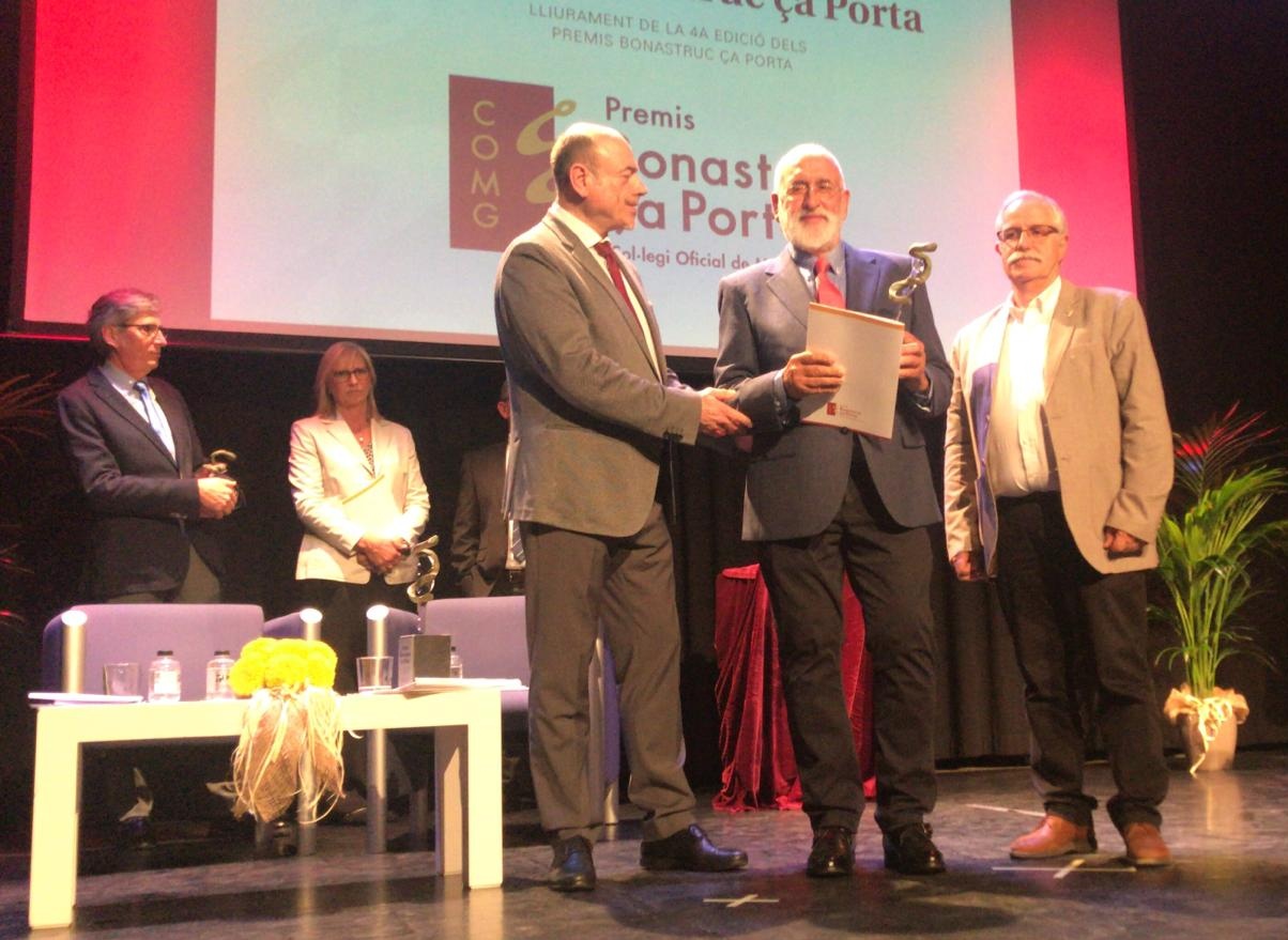 Foto del lliurament de premis al Dr Josep Capdevila