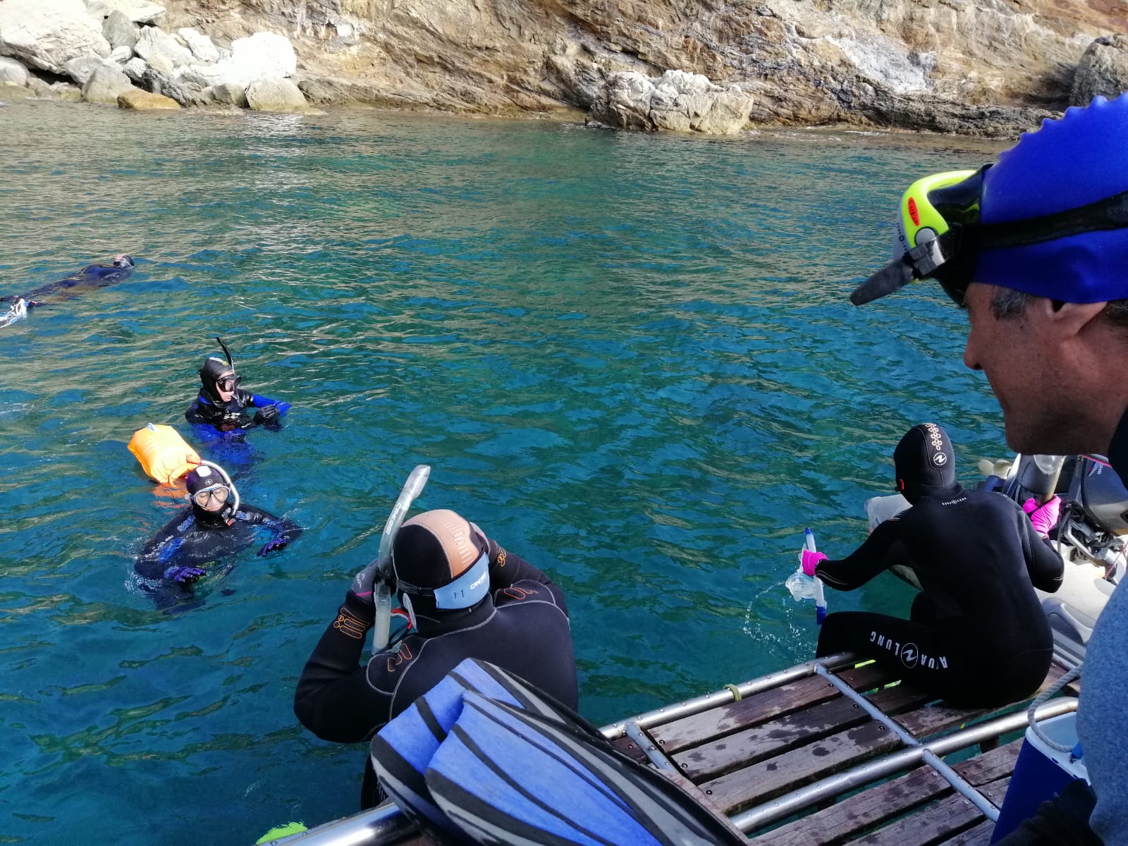 el grup de bucejadors es prepara per fer snorkel