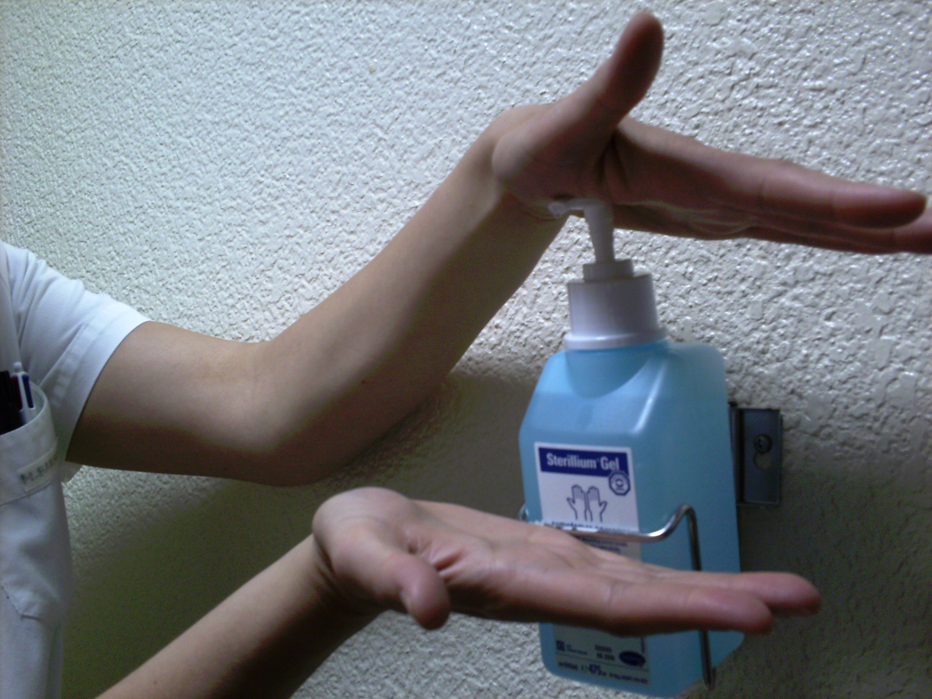 Professional rentant-se les mans amb una solució hidroalcohòliques