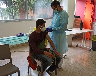 Vacunant al punt de vacunació del Trueta