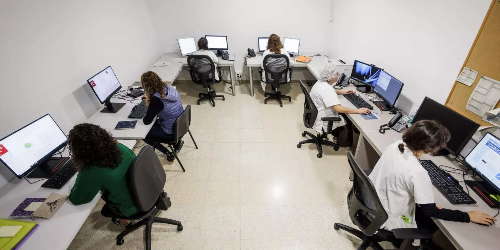 Despacho con personas trabajando con sus ordenadores