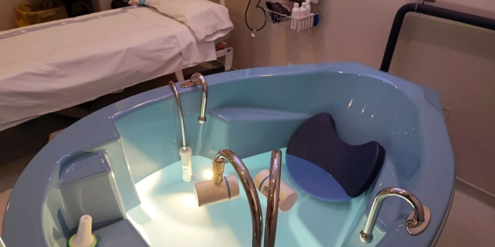 La banyera d’hidroteràpia està situada en una sala, també reformada i dotada de tot l’equipament per oferir el màxim confort a les dones gestants. 