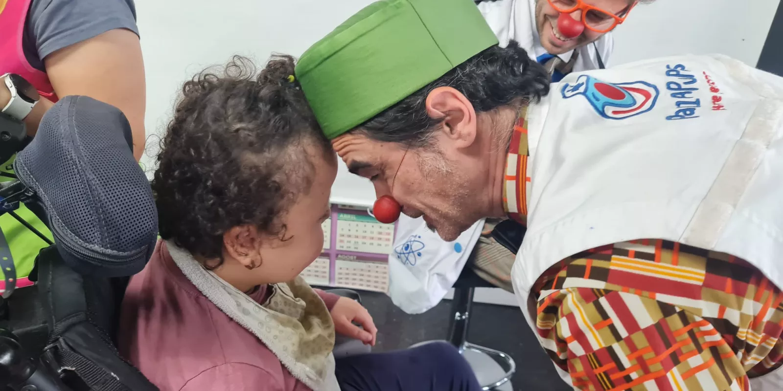 Els Pallapupas interactuen amb un infant durant una visita d'acompanyament a domicili amb l'ESCCAPP-GI 