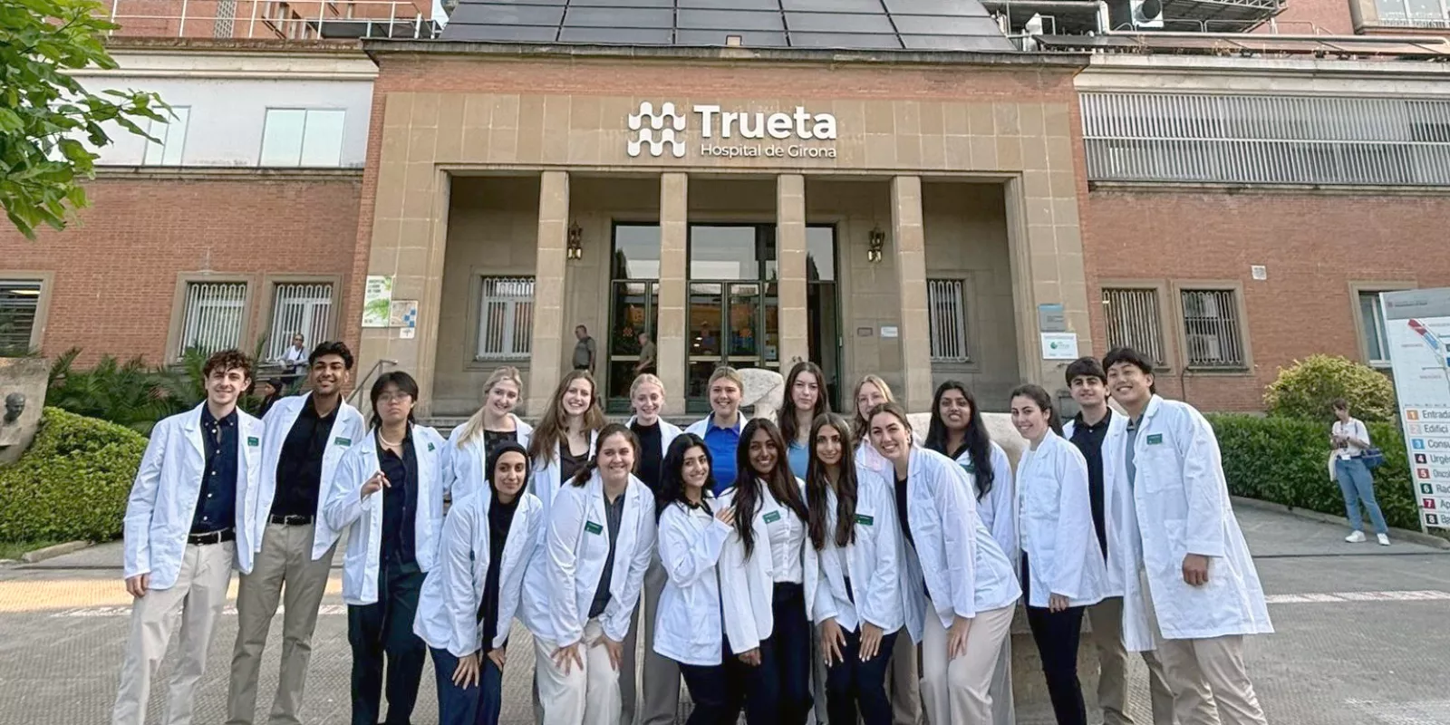 El grup d'estudiants nord-americans que han fer l'estada formativa a l'entrada del Trueta