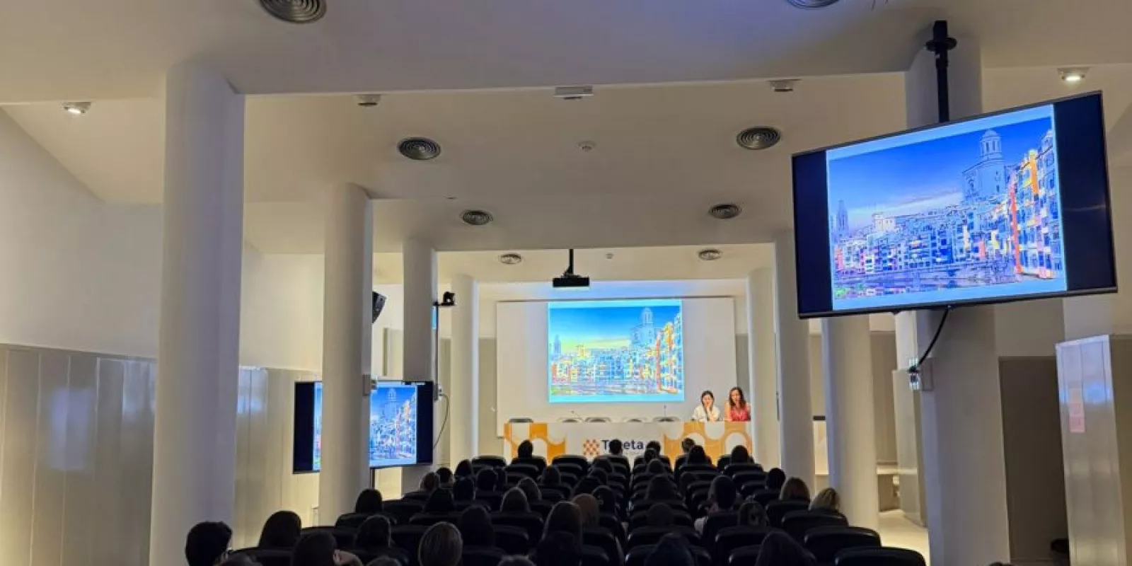 acollida dels residents a la sala d'actes de l'Hospital Trueta