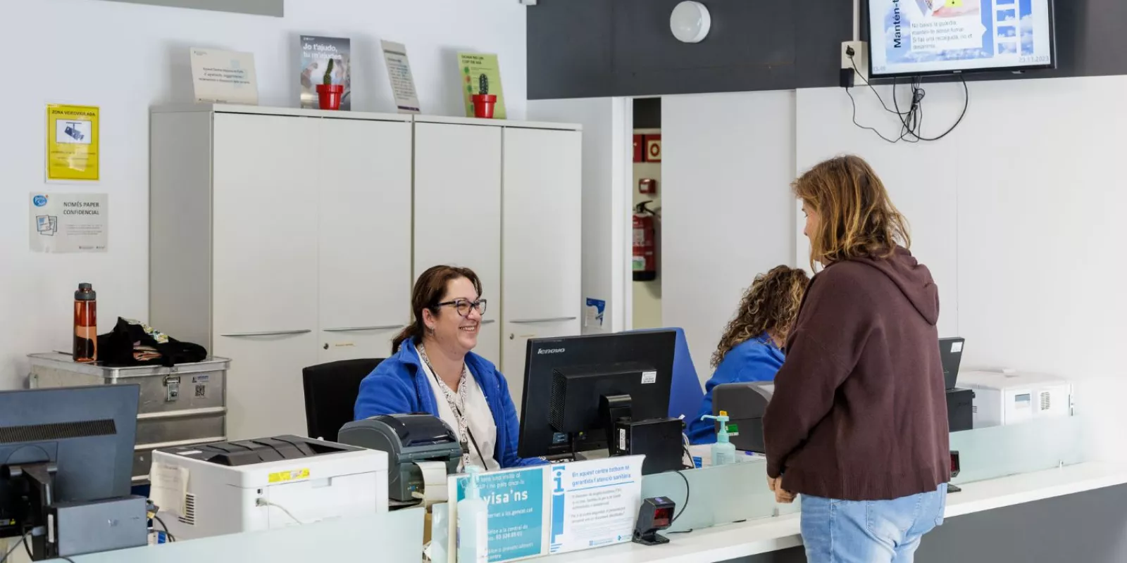 Una professional de l'equip d'atenció primària de Canet atén una usuària al taulell d'informació