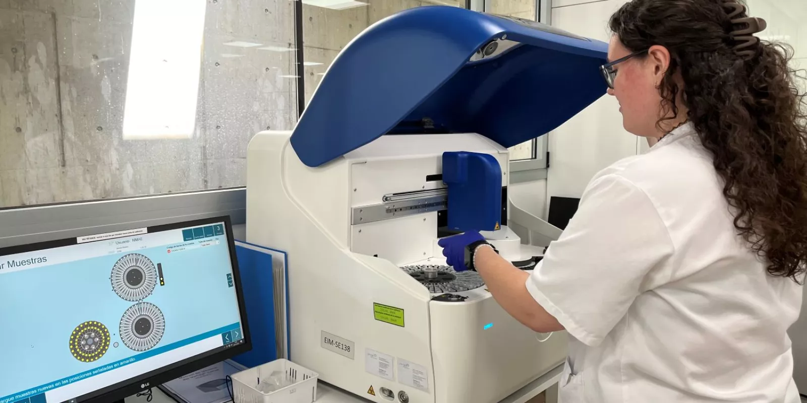 Professional del laboratori clínic territorial de Girona analitza unes mostres.