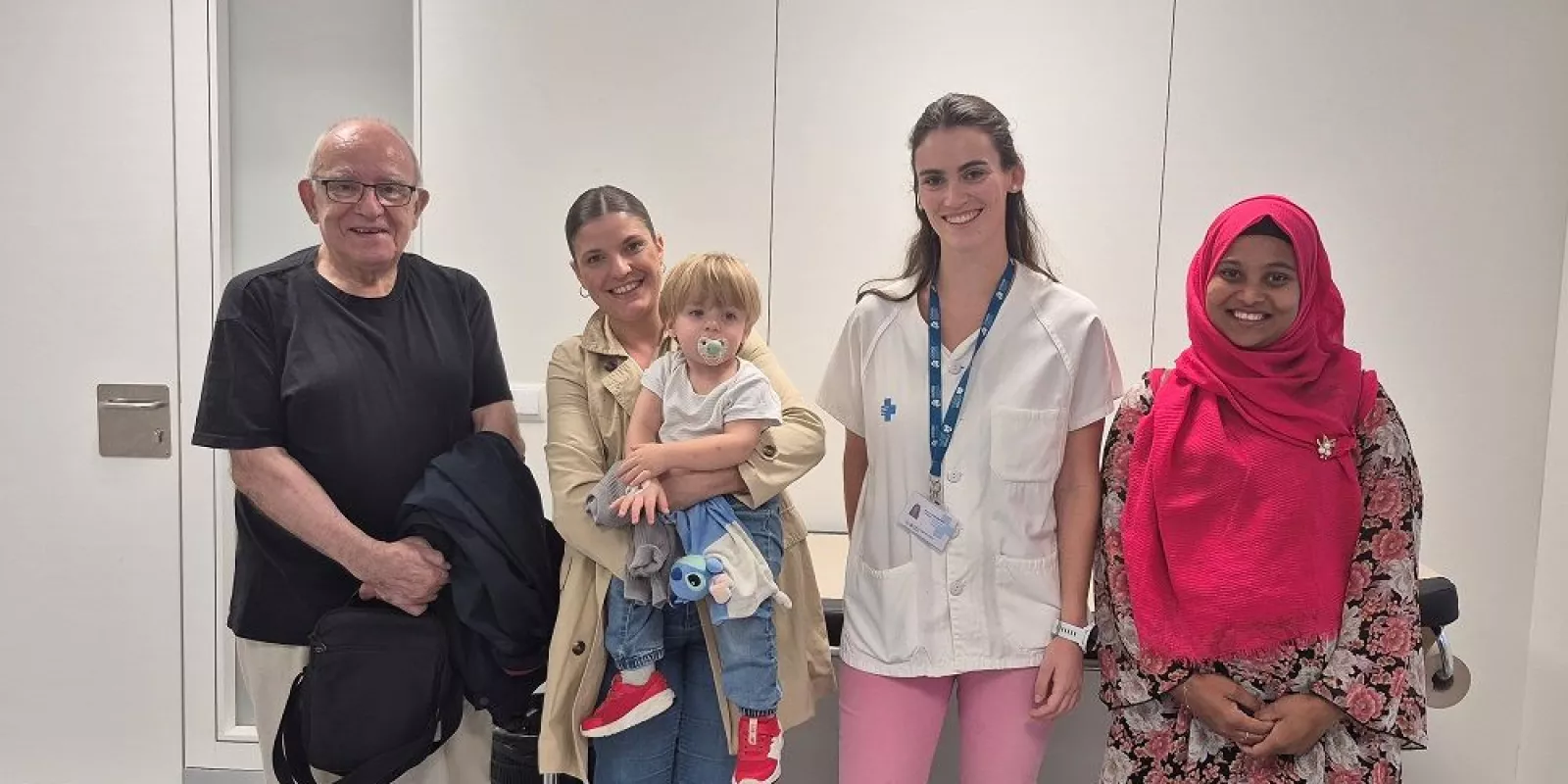 Persones representants dels quatre col·lectius pels quals avui s’inicia la campanya de vacunació. Personal sanitari, embarassades, infants menors de 5 anys i majors de 80 anys.