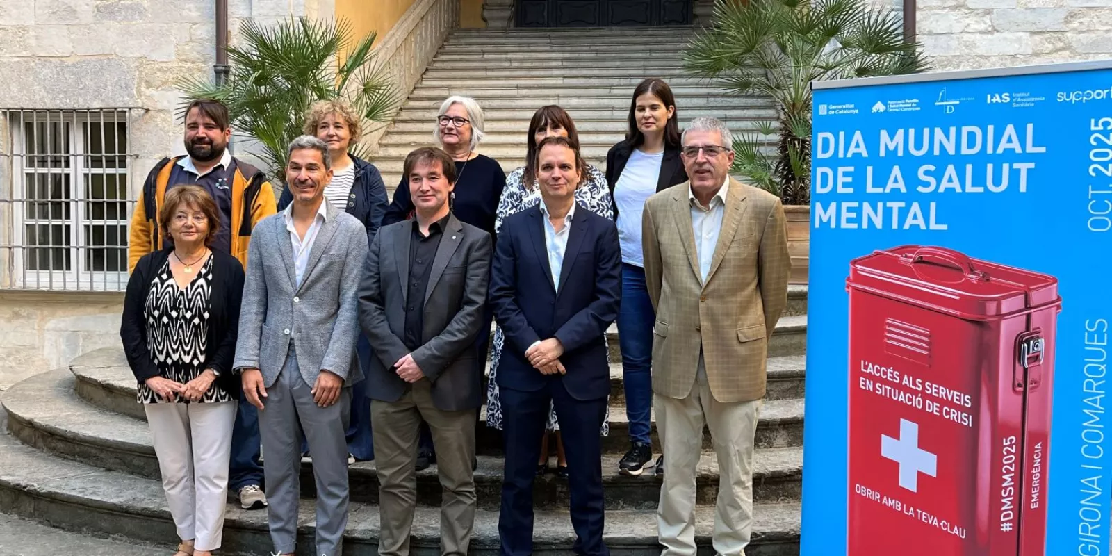 Imatge de grup amb diferents representants d'institucions gironines amb motiu del Dia Mundial de la Salut Mental.