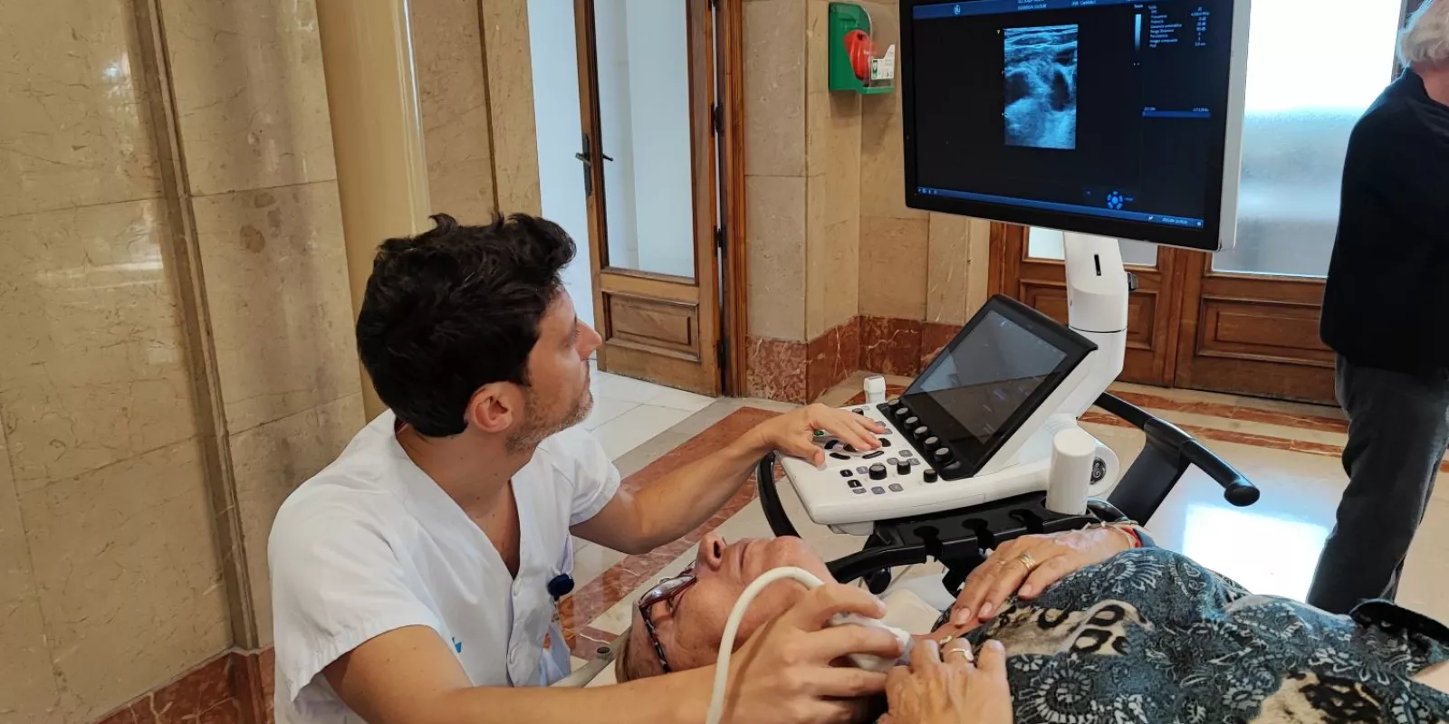 Professional de la Unitat d'Ictus del Trueta realitza una prova de caròtides coincidint amb el Dia Mundial de l'Ictus.