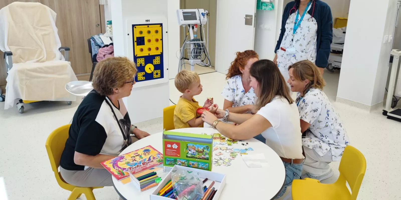 Professionals de l'Hospital de dia Pediàtric del Trueta atenen un infant en el nou espai.