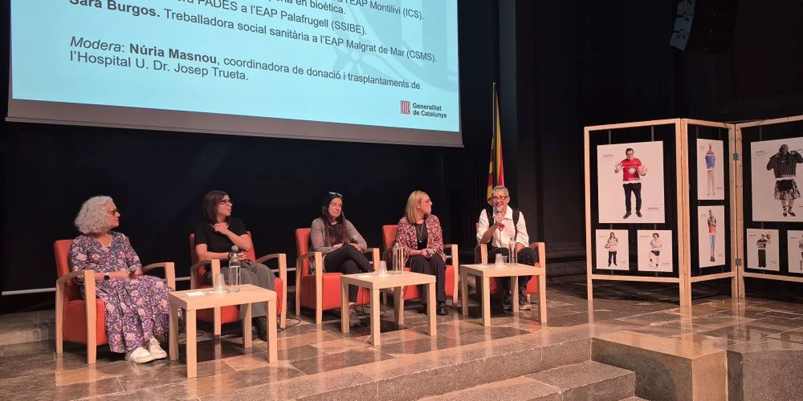 Diferents persones participen en una taula rodona durant la jornada  de donació i trasplantaments a la Regió Sanitària de Girona.