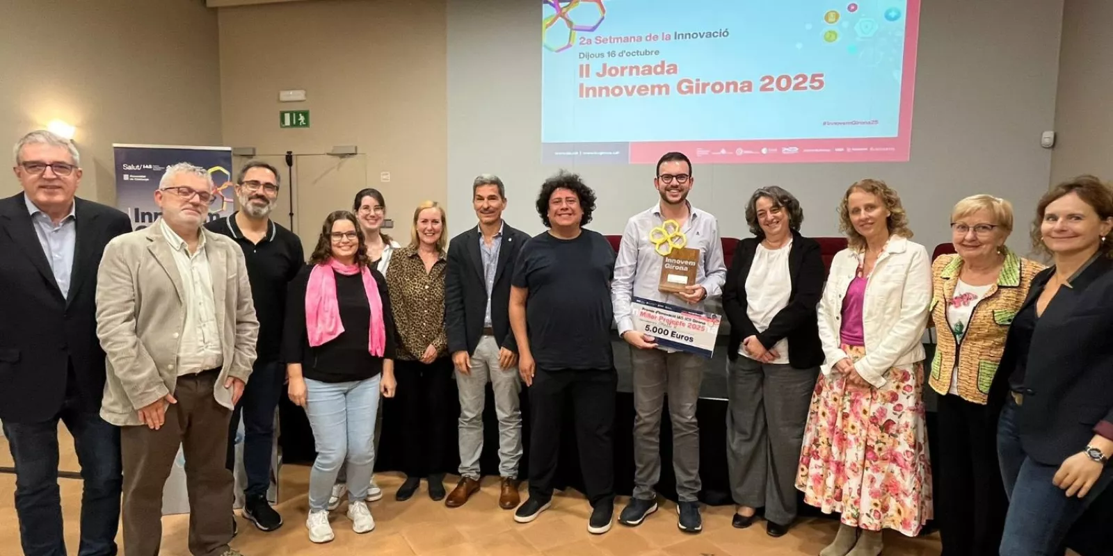 Personalitats de diferents entitats acompanyats dels representants del projecte guanyador 