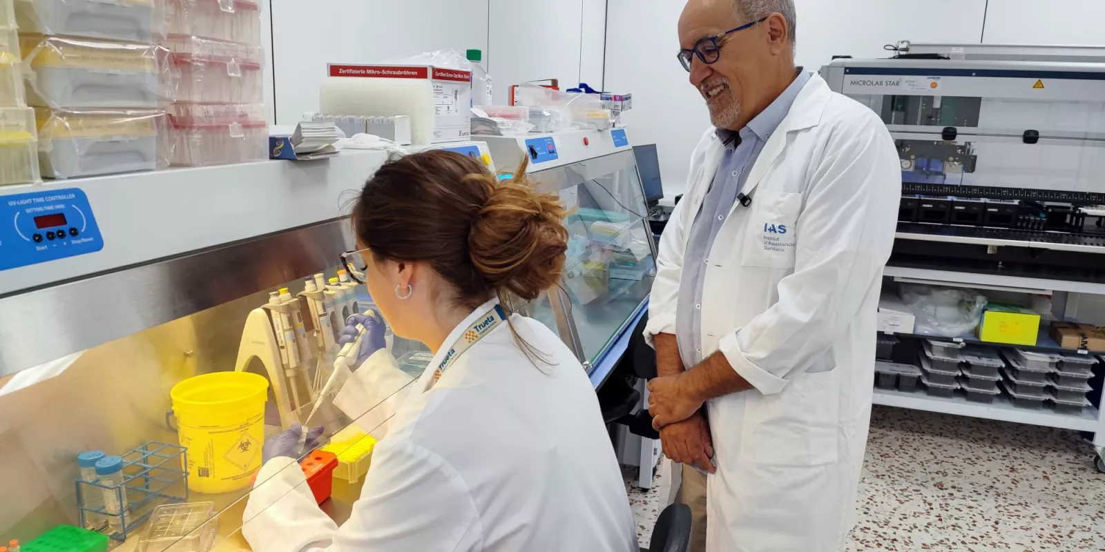 El Doctor Ramon Brugada juntament amb una professional en un procés realitzat al laboratori de genètica molecular de Girona. 