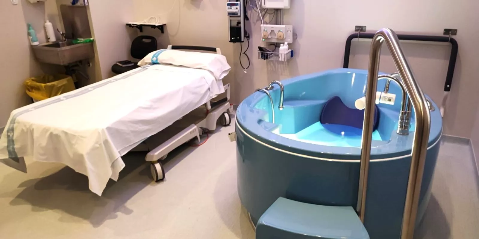 Habitació amb banyera d'hidroteràpia per a parts a l'aigua ubicada a la sala de parts del Trueta.