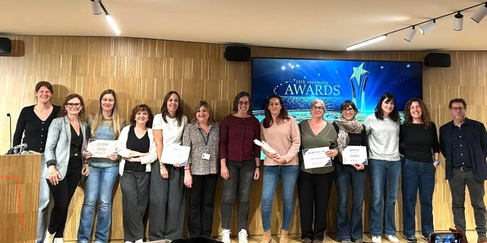 Representants dels equips d'atenció primària guardonats i del comitè de direcció APiC de l'ICS Girona en finalitzar la tercera sessió de les jornades d'intercanvi d'experiències.
