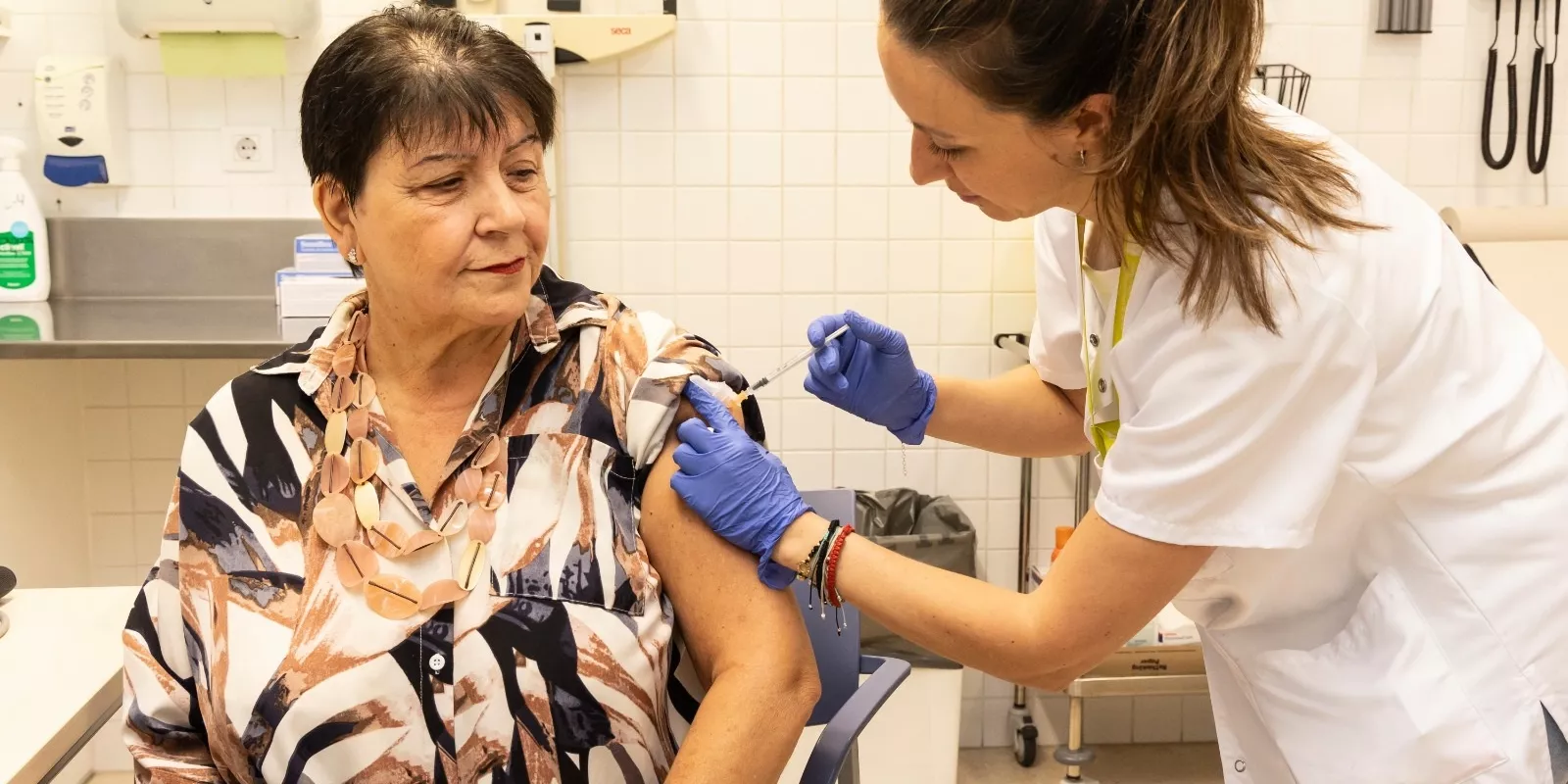  Una usuaris del CAP Dr. Francisco Benito de Lloret de Mar es posa una vacuna coincidint amb la campanya de vacunació de la grip i la Covid-19 