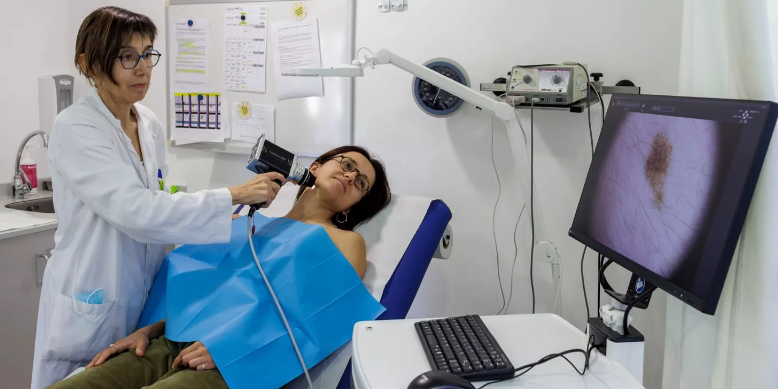 Una professional del Servei de Dermatologia del Trueta i el Santa Caterina realitza una exploració amb el dermatoscopi digital