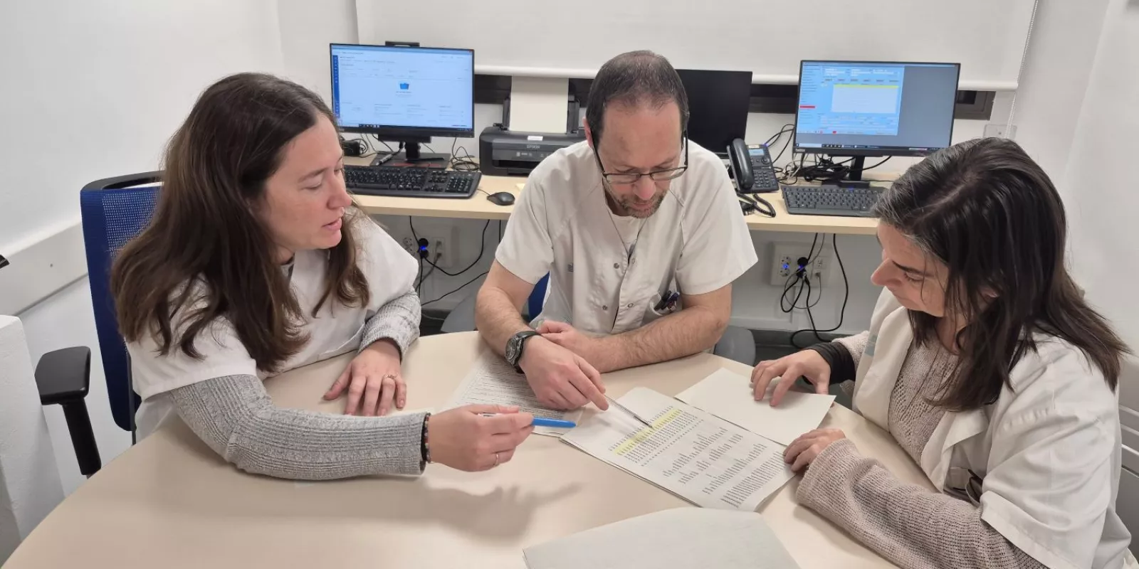 Professionals de l'Equip d'Atenció Primària de Sils -Vidreres - Maçanet realitzen una reunió de treball