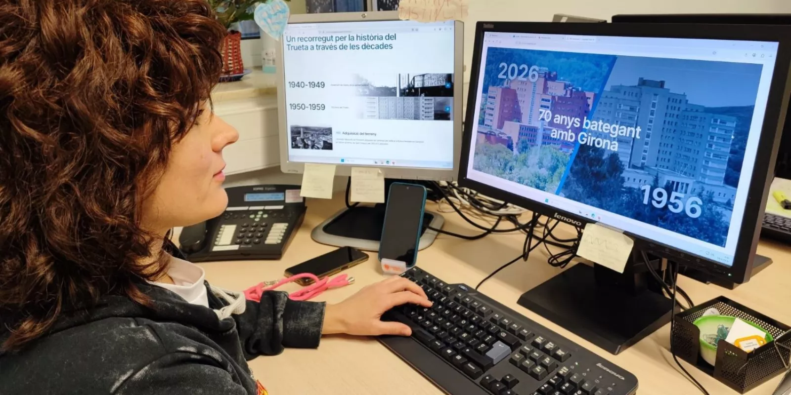 Una persona consulta els continguts de la nova pàgina web per commemorar els 70 anys del Trueta.