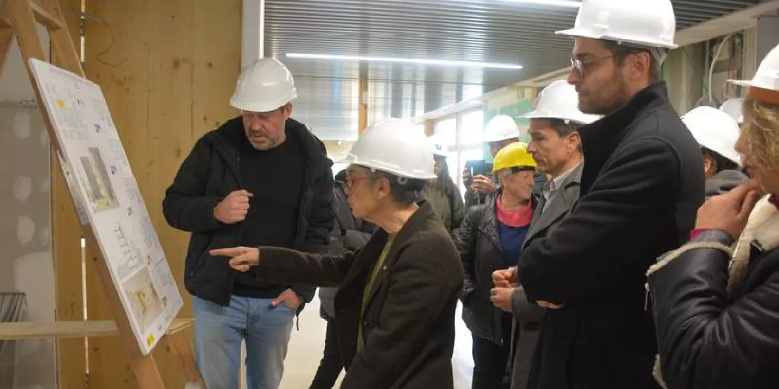 La consellera de Salut de la Generalitat Olga Pané observa els treballs del nou CAP d'Olot