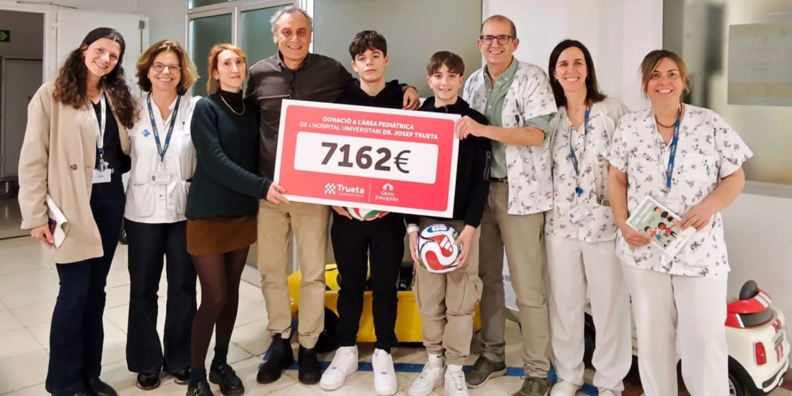 Representants de Gran Jonquera i de l'Hospital Trueta durant l'acte d'entrega del xec solidari