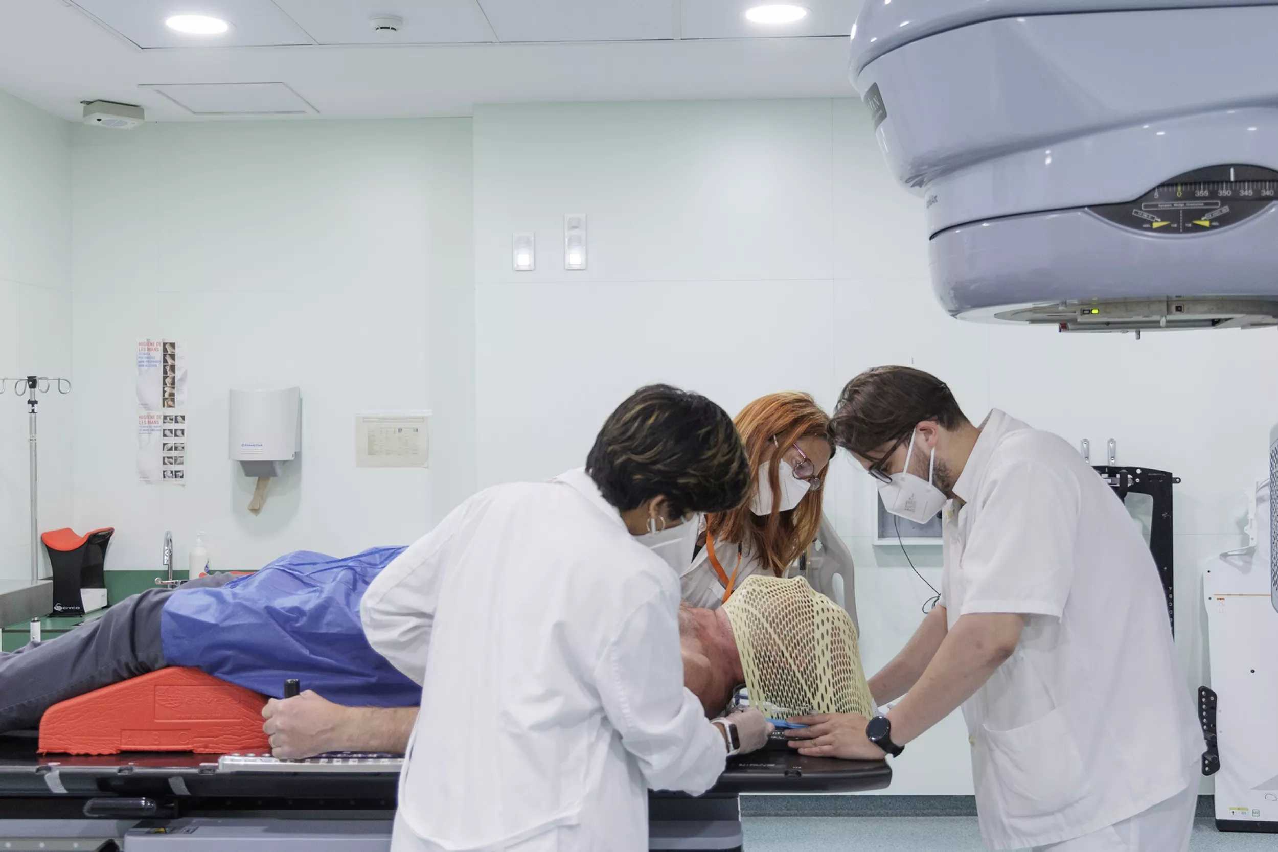 Professionals realitzant una sessió de radioteràpia
