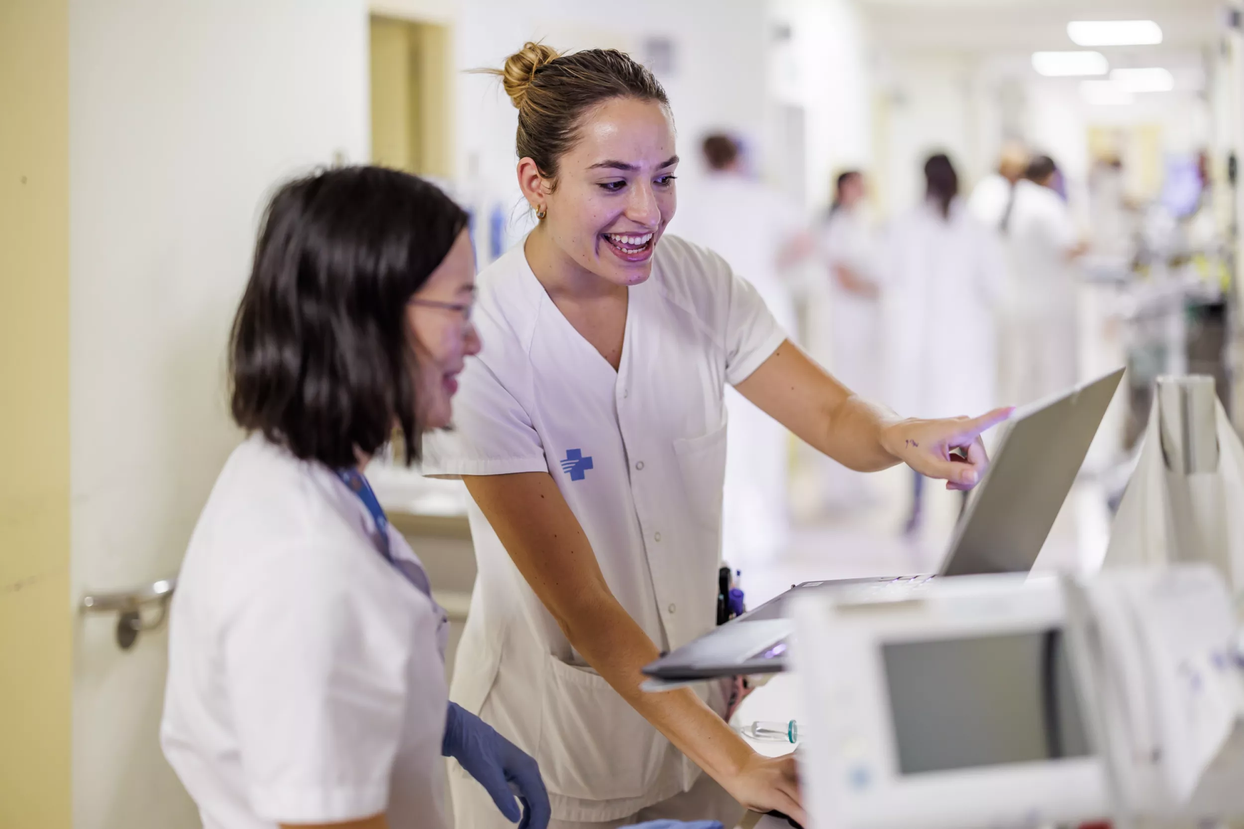 Dues infermeres tractant una pacient