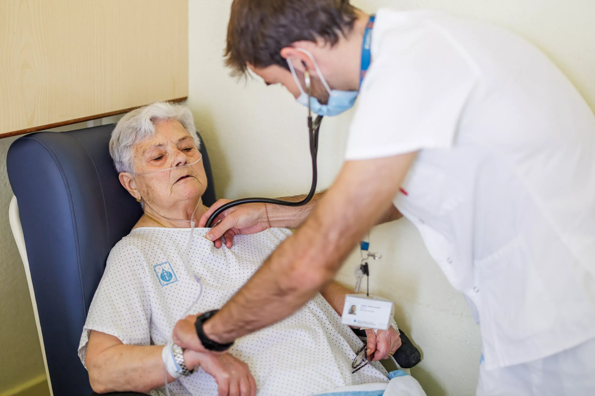 Metge auscultant una pacient.