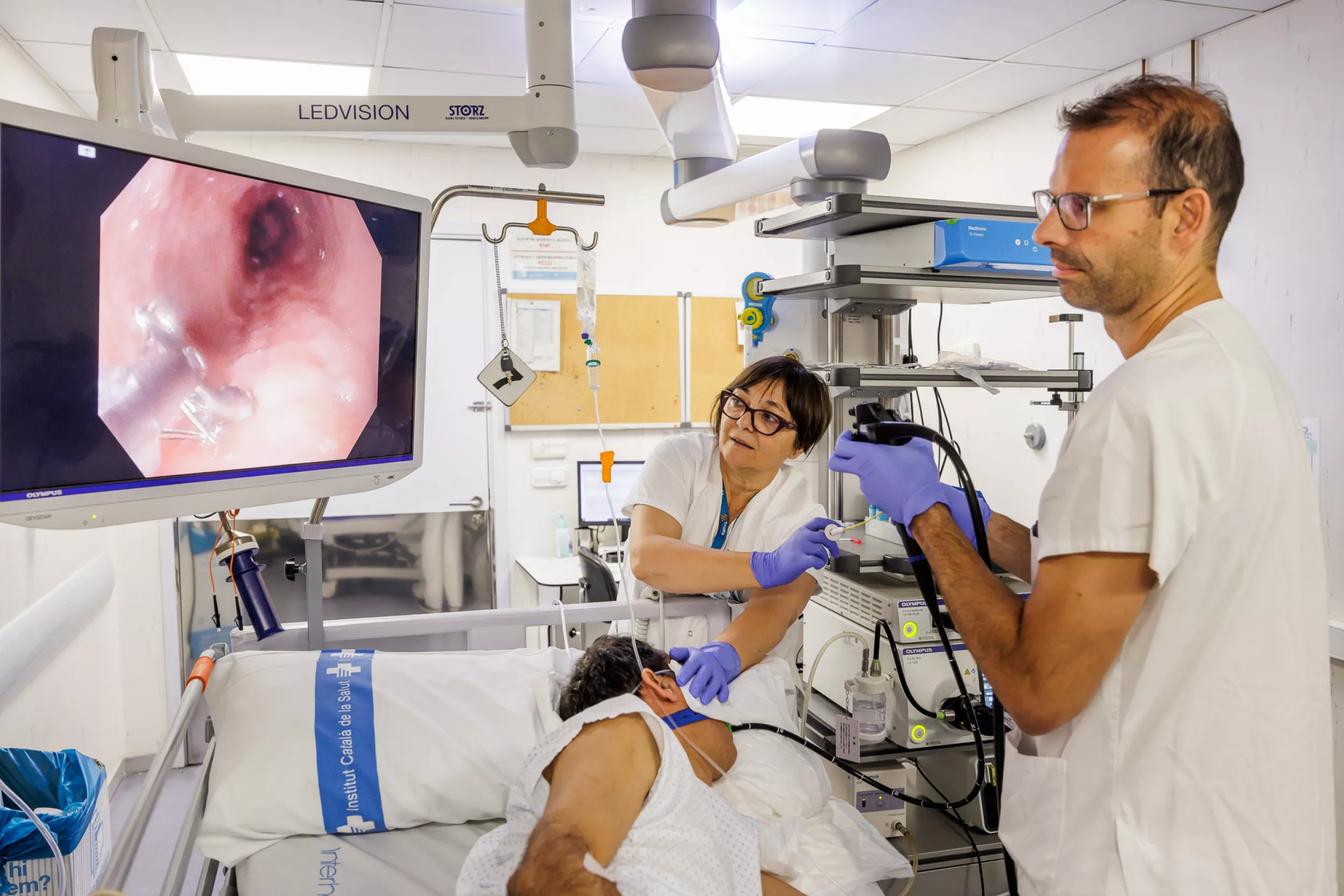 Un médico realizando una endoscopia.