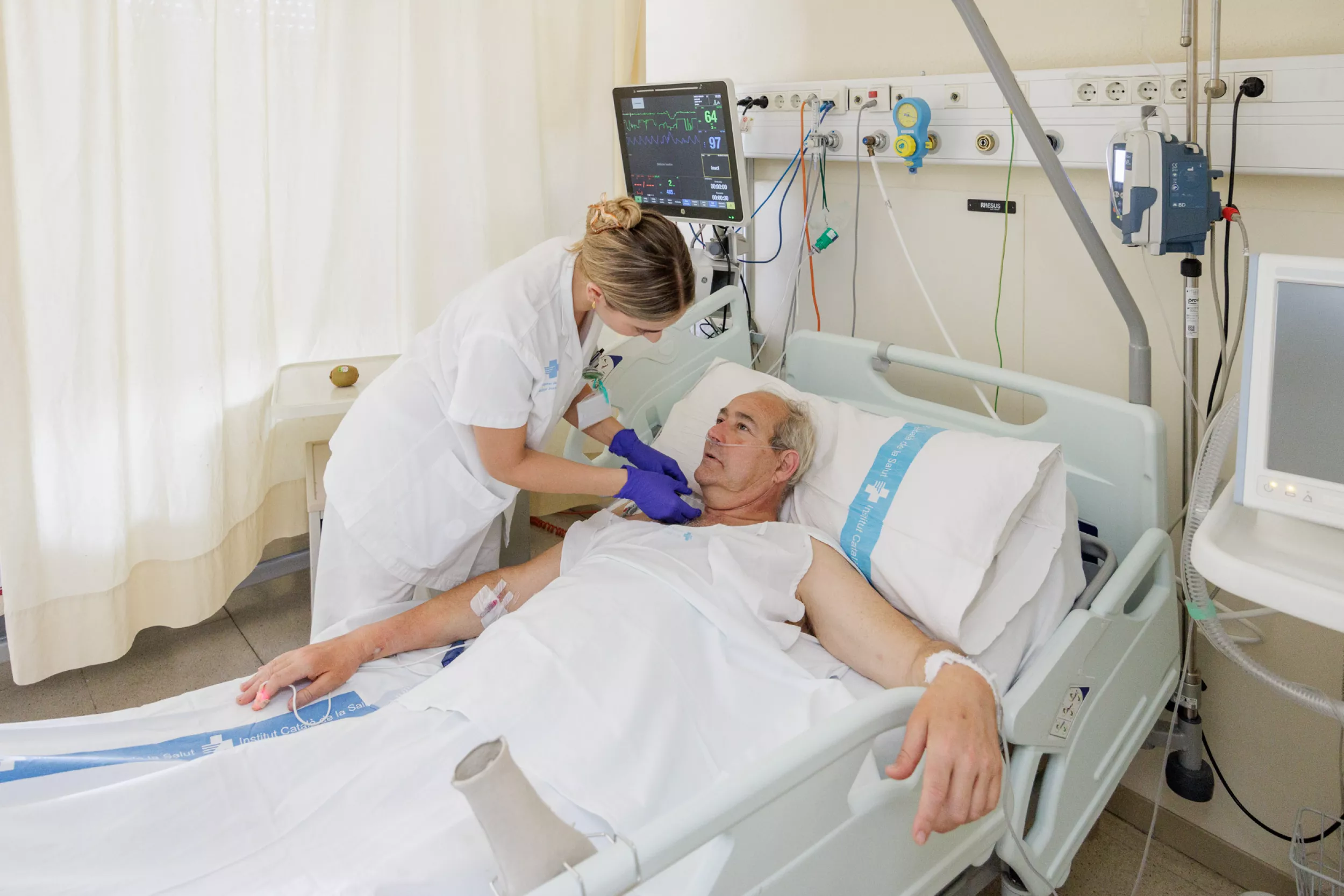 Una TCAI atenent a un pacient hospitalitzat. 