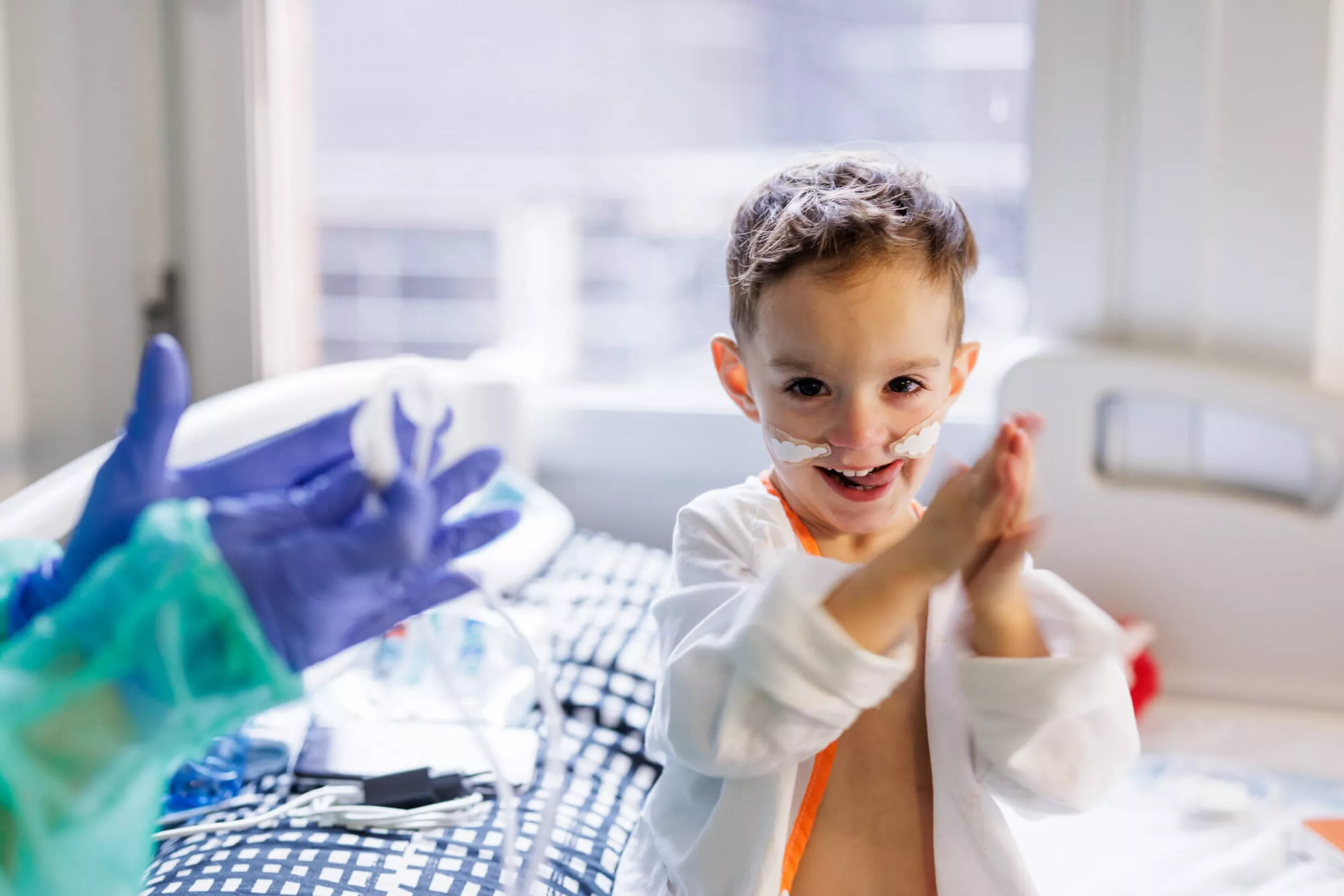 Nen en una habitació de pediatria somrient