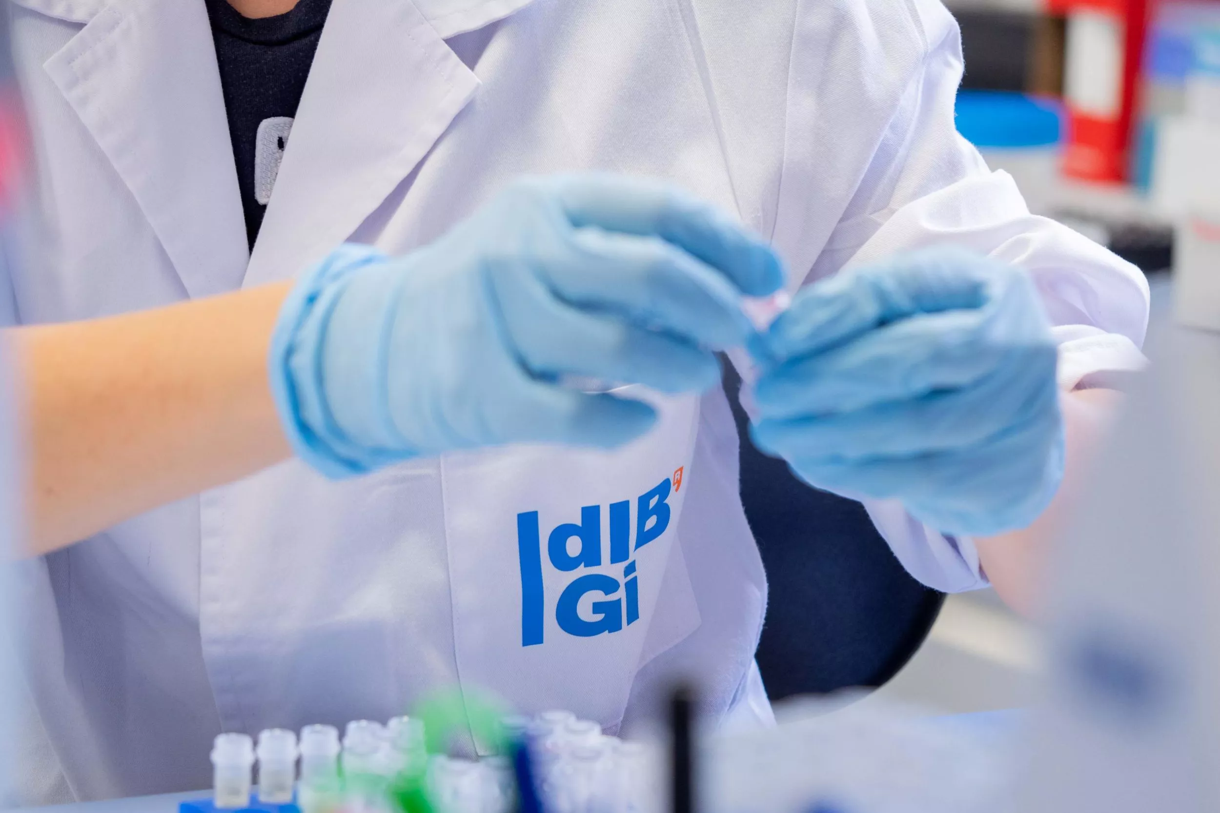 Foto de una médico con el logo de IDIBGI