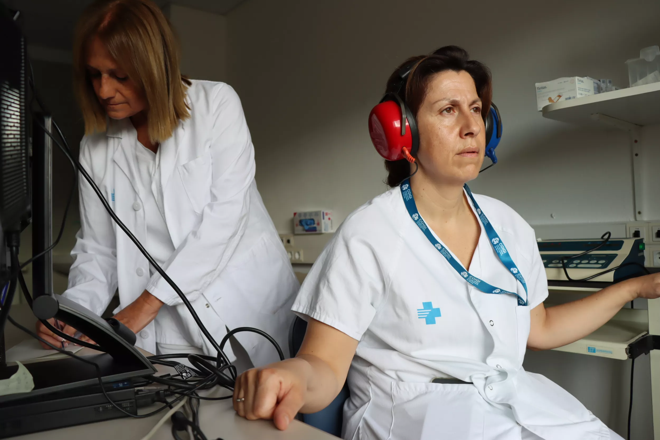 Una infermera fent una prova a una altra infermera.