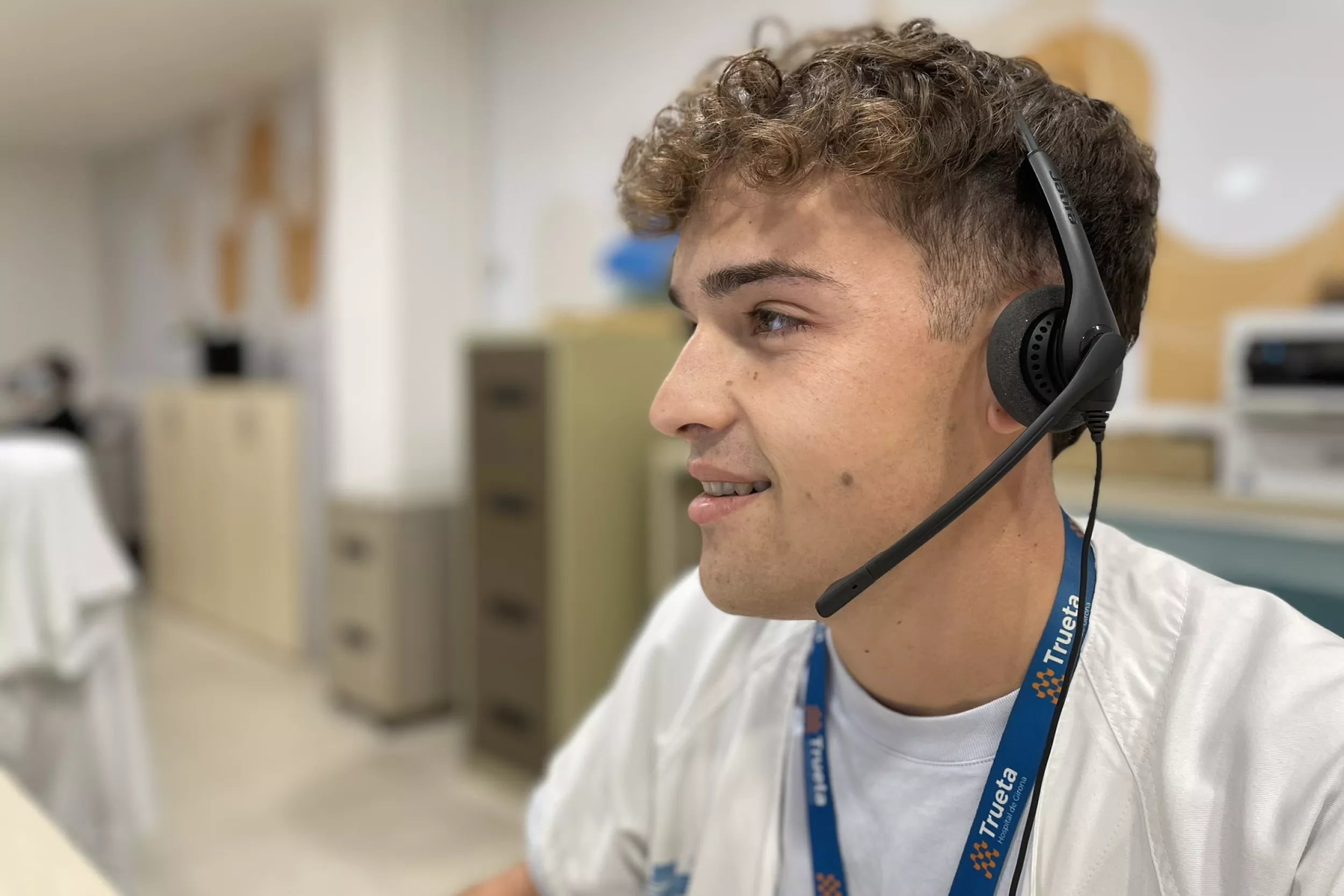 Treballador d'atenció al client amb uns cascos amb micròfon
