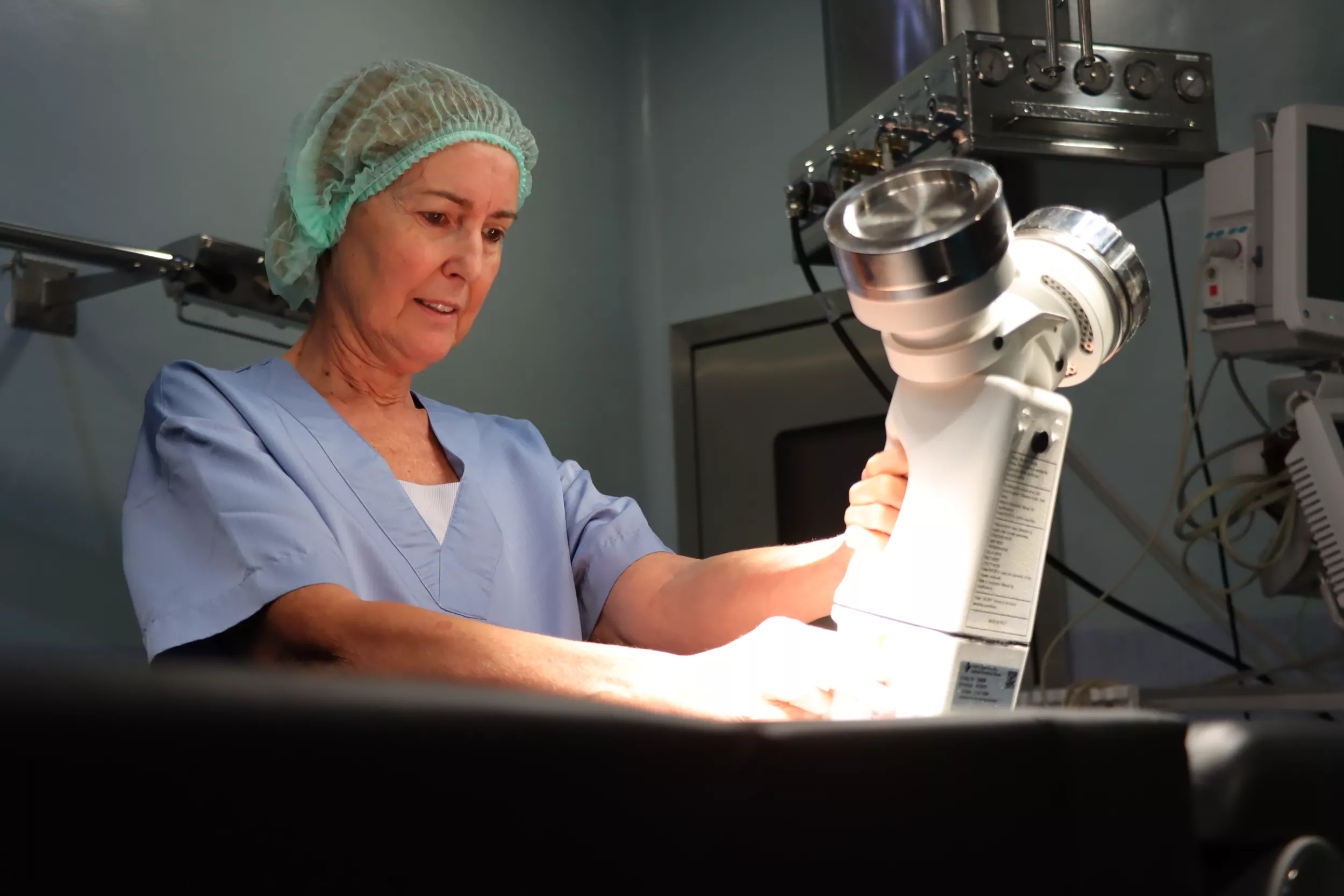 Infermera manipulant una màquina de proves diagnòstiques