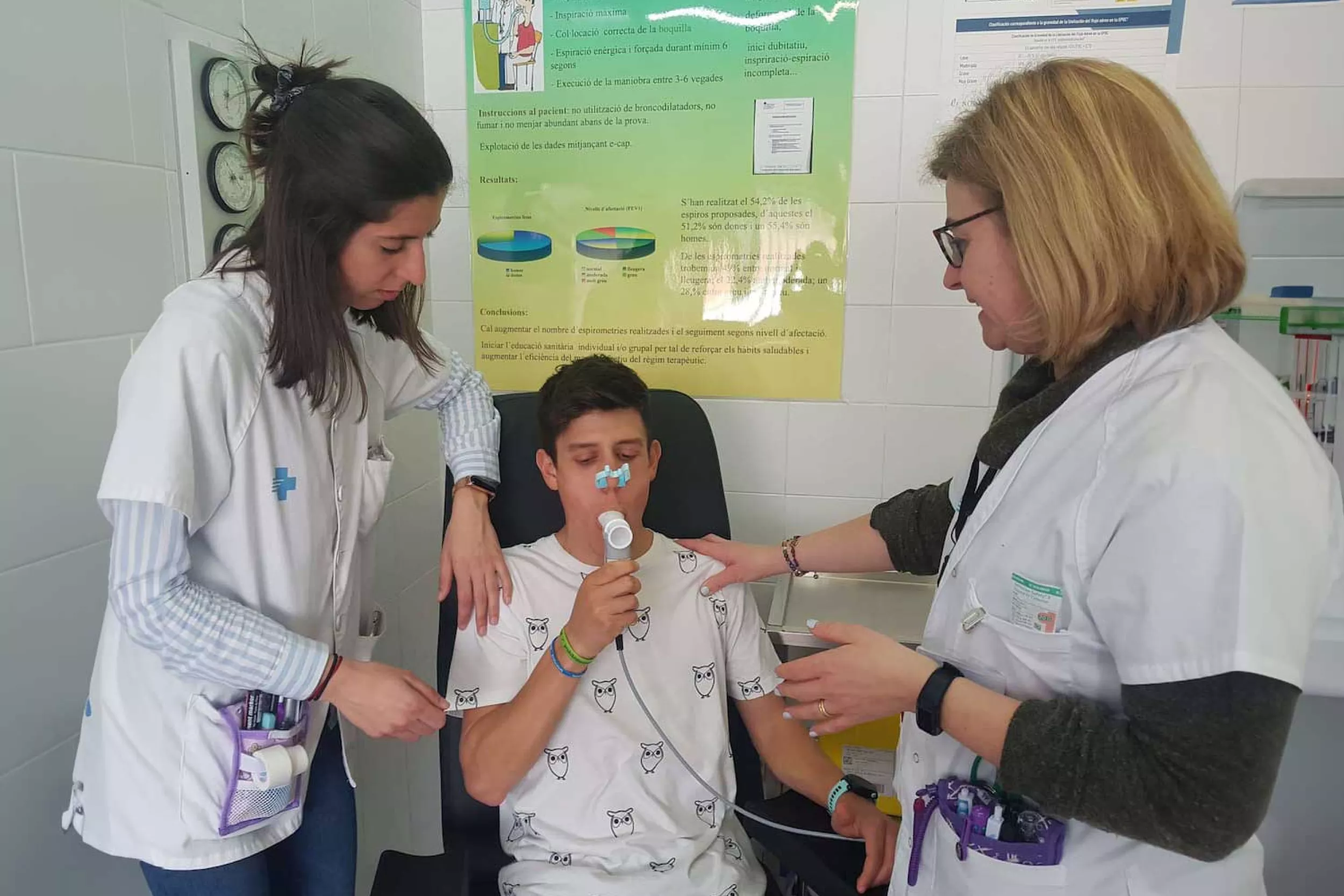 Metge i resident fent una prova de respiració a un nen