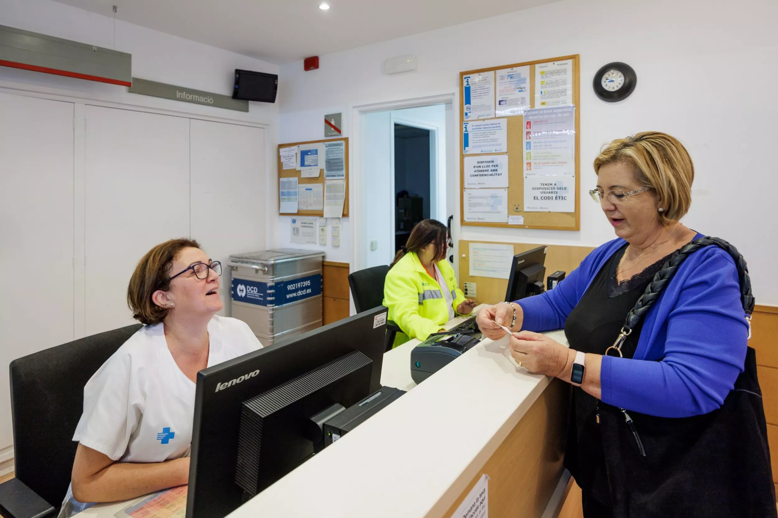 Pacient al taulell d&#039;administració del CAP