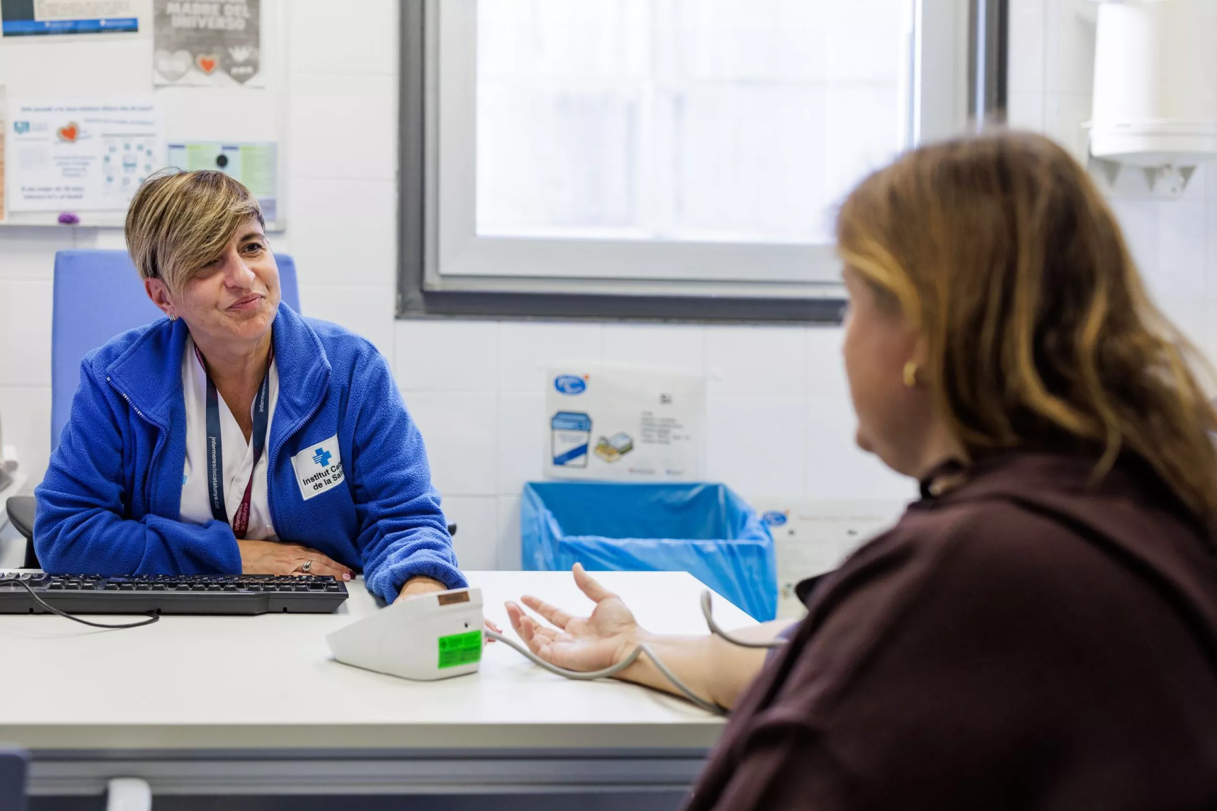 Metge parlant amb una pacient a la consulta